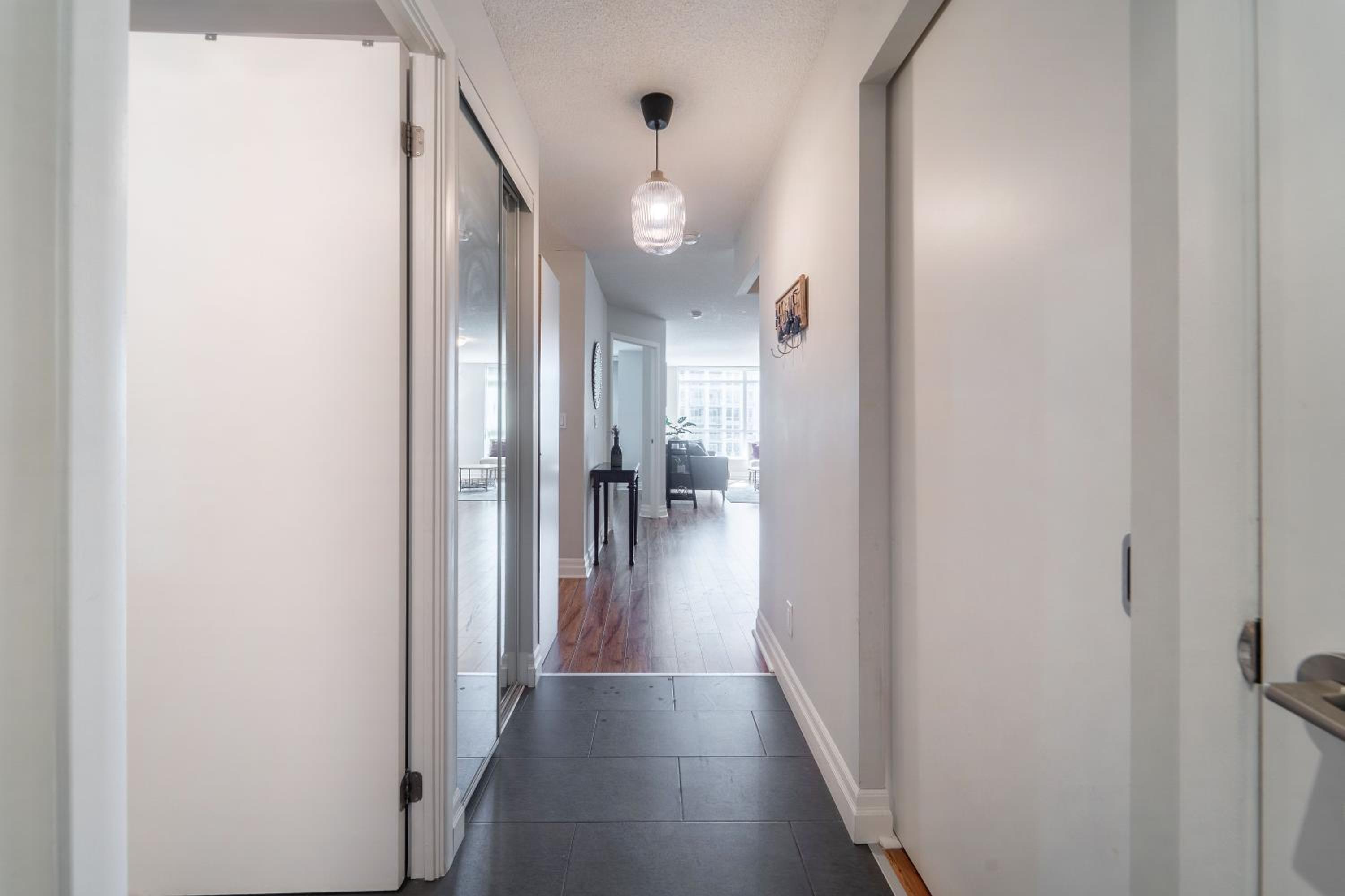 Spacious 2 Bedroom plus Den, 2 Bath, Sleeps 5 with Balcony and Lakeview Downtown Toronto Condo