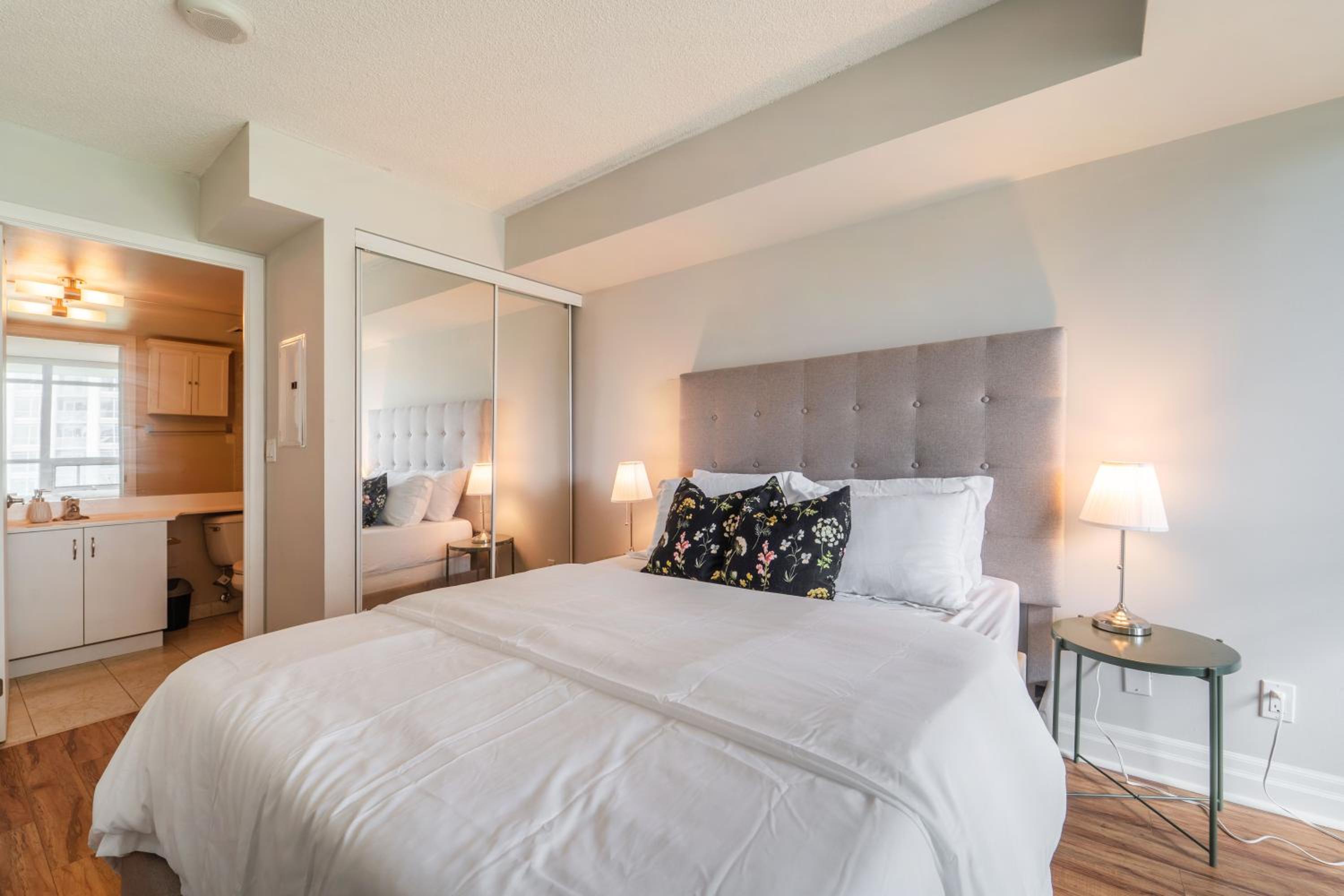 Spacious 2 Bedroom plus Den, 2 Bath, Sleeps 5 with Balcony and Lakeview Downtown Toronto Condo