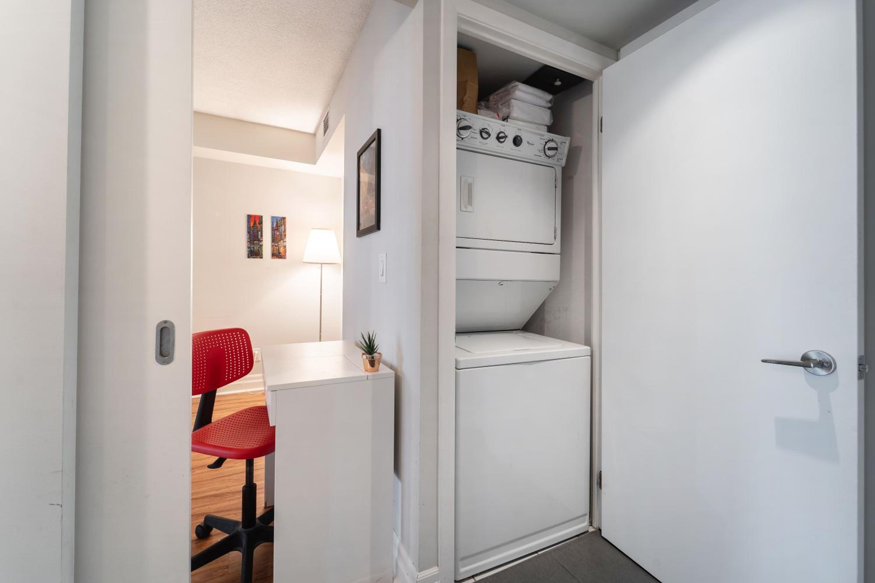 Spacious 2 Bedroom plus Den, 2 Bath, Sleeps 5 with Balcony and Lakeview Downtown Toronto Condo