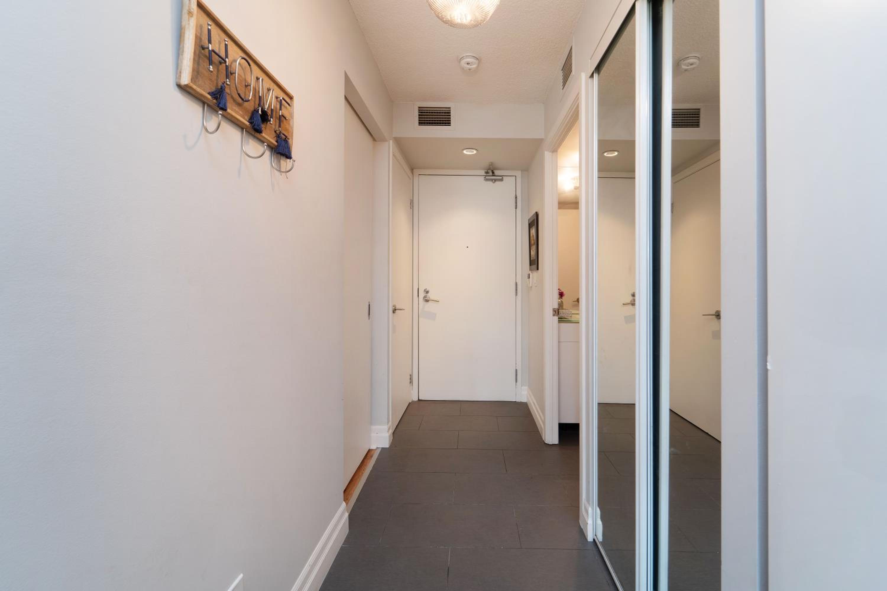 Spacious 2 Bedroom plus Den, 2 Bath, Sleeps 5 with Balcony and Lakeview Downtown Toronto Condo