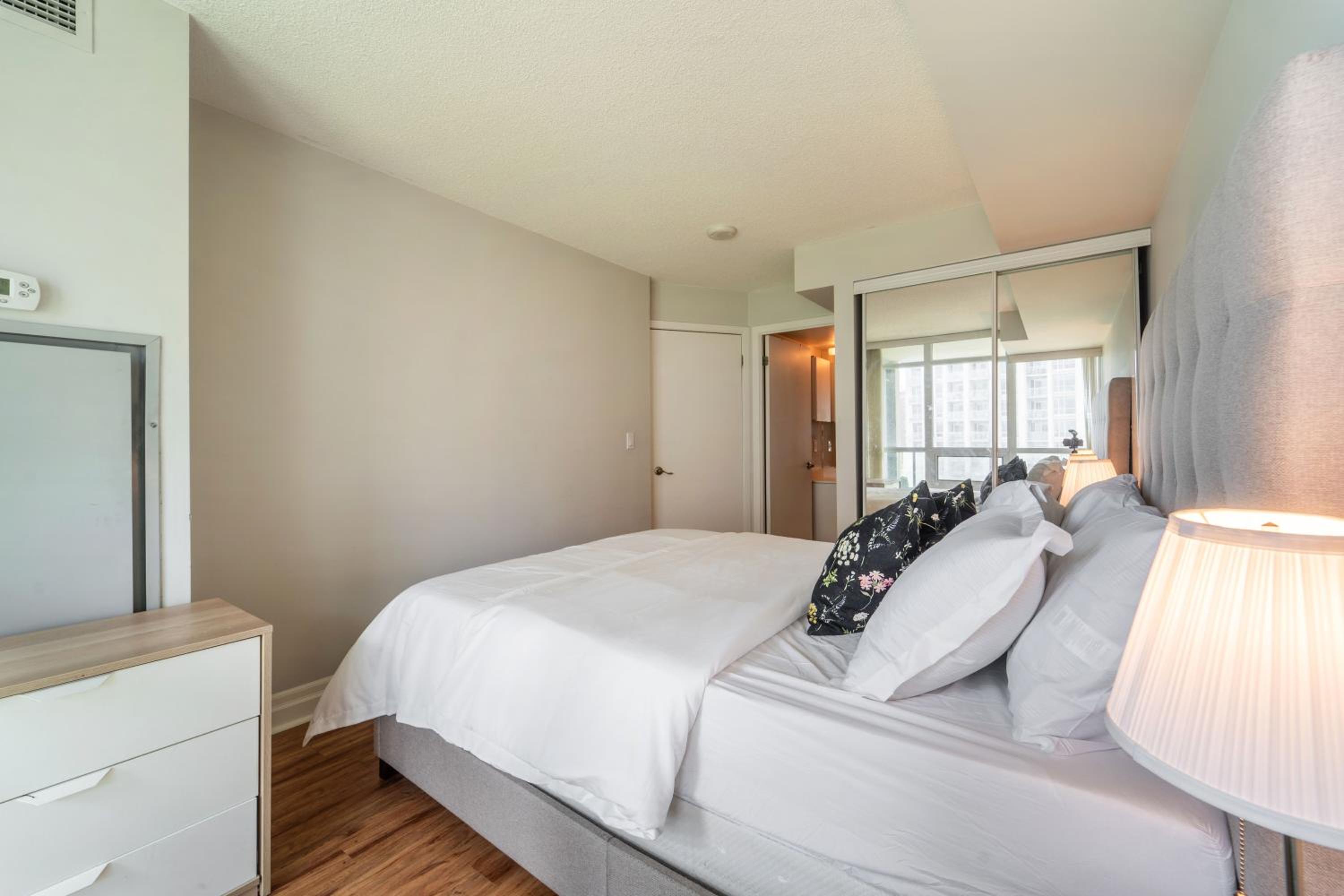 Spacious 2 Bedroom plus Den, 2 Bath, Sleeps 5 with Balcony and Lakeview Downtown Toronto Condo