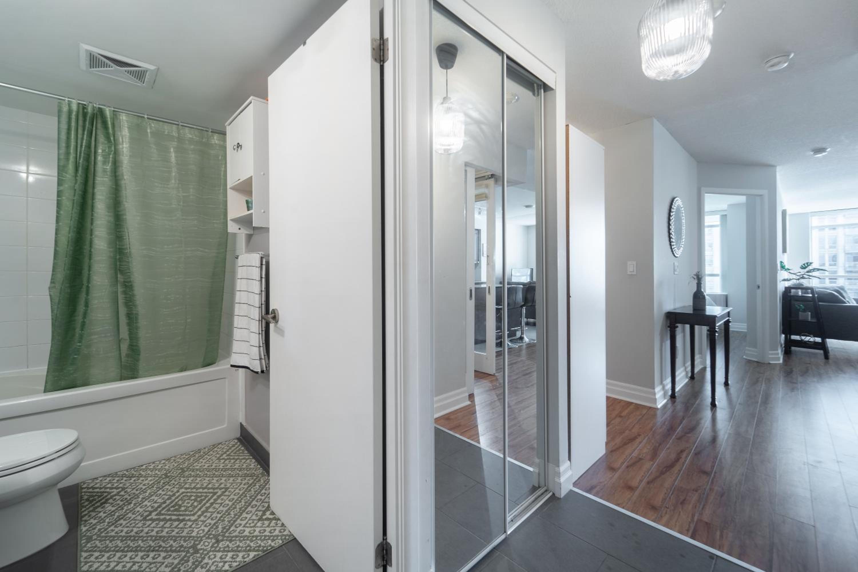 Spacious 2 Bedroom plus Den, 2 Bath, Sleeps 5 with Balcony and Lakeview Downtown Toronto Condo