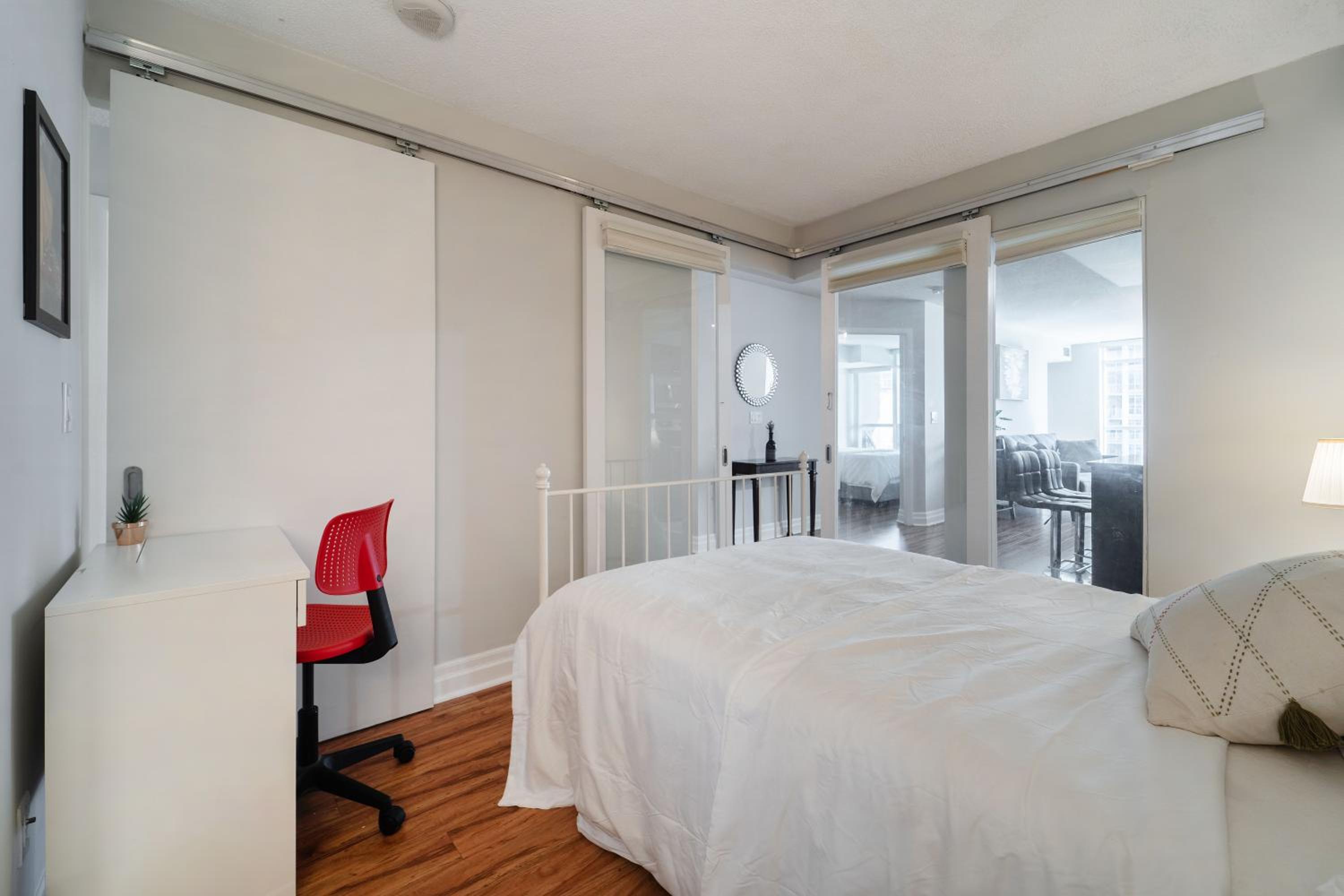 Spacious 2 Bedroom plus Den, 2 Bath, Sleeps 5 with Balcony and Lakeview Downtown Toronto Condo