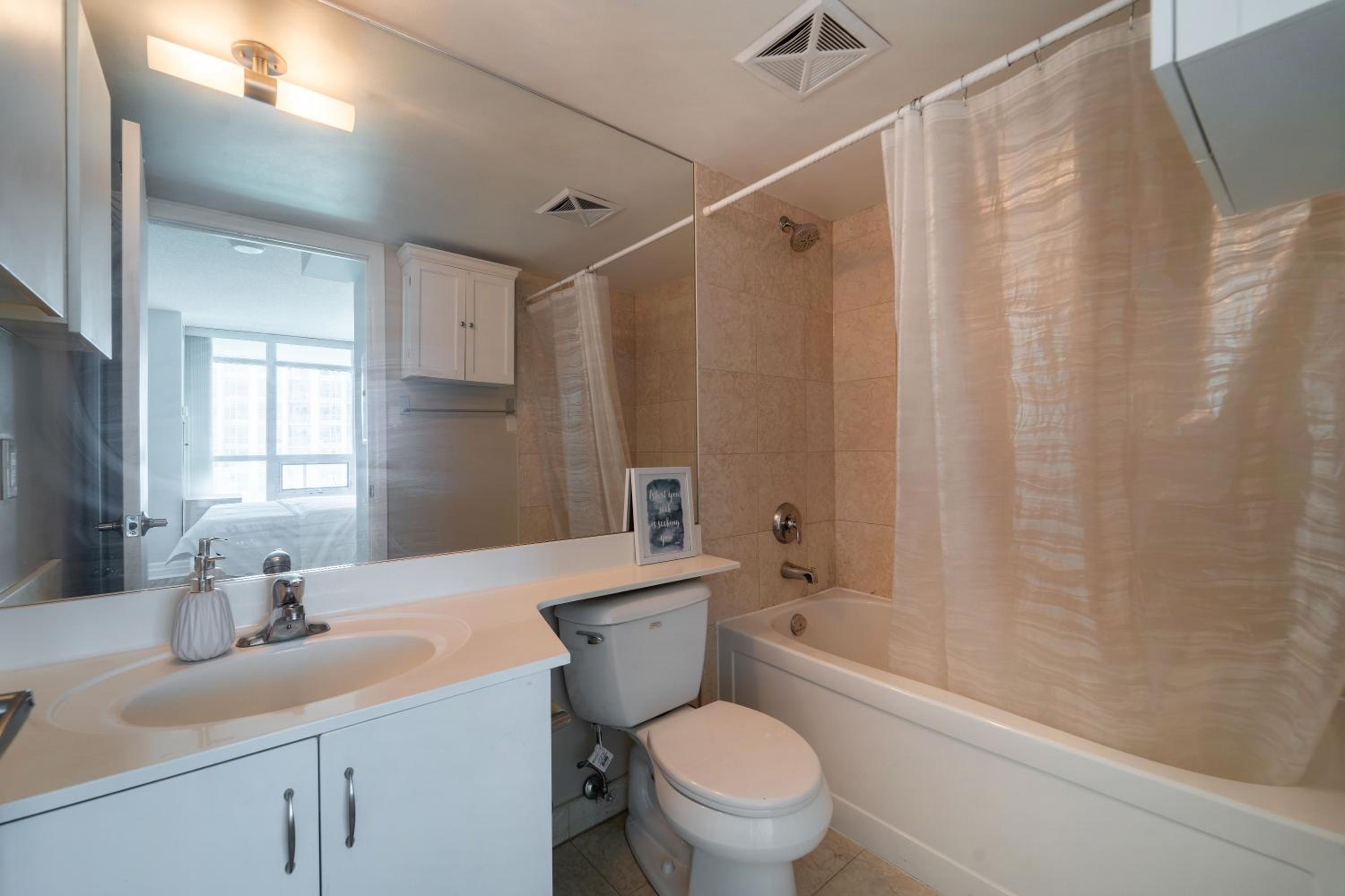 Spacious 2 Bedroom plus Den, 2 Bath, Sleeps 5 with Balcony and Lakeview Downtown Toronto Condo