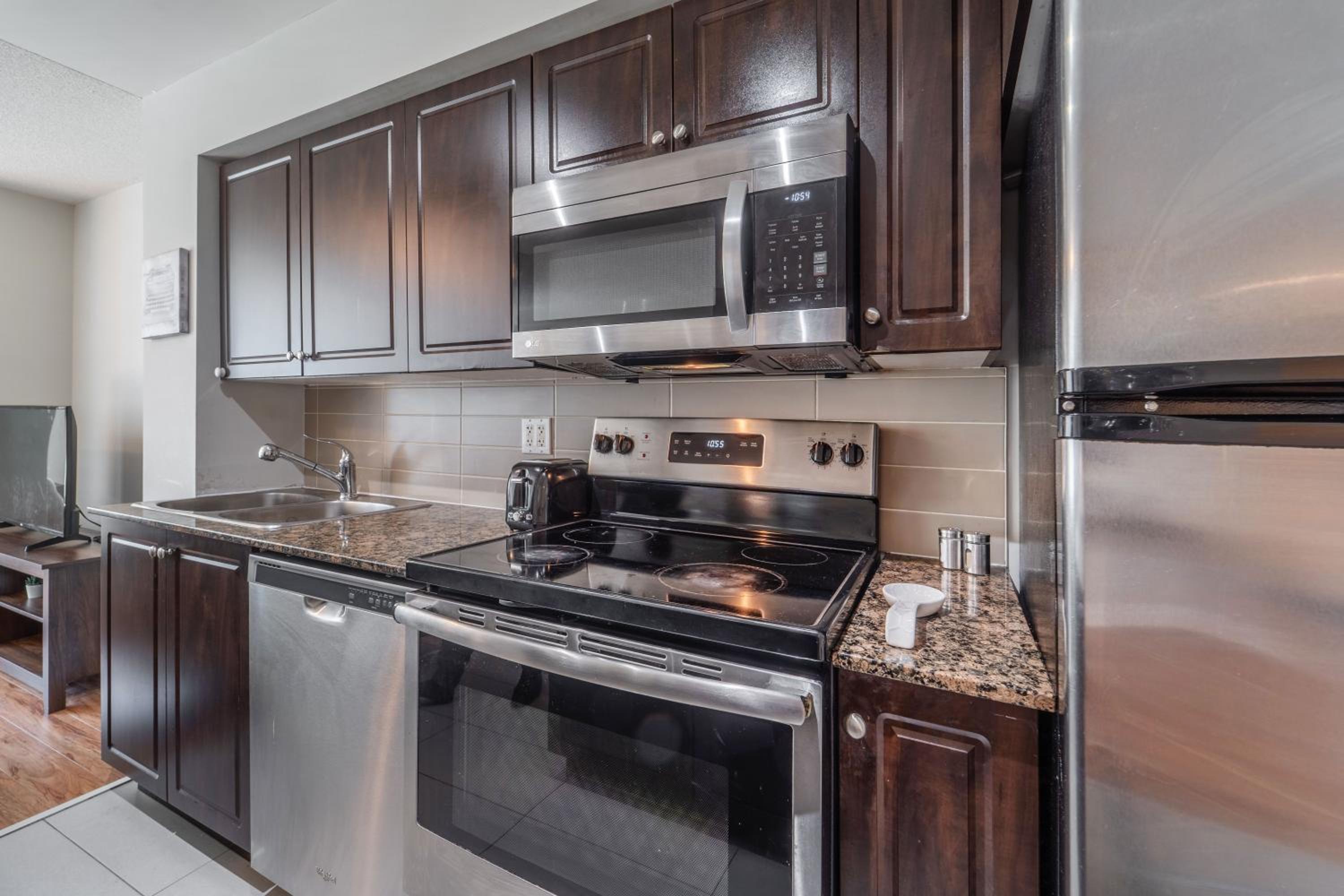 Spacious 2 Bedroom plus Den, 2 Bath, Sleeps 5 with Balcony and Lakeview Downtown Toronto Condo