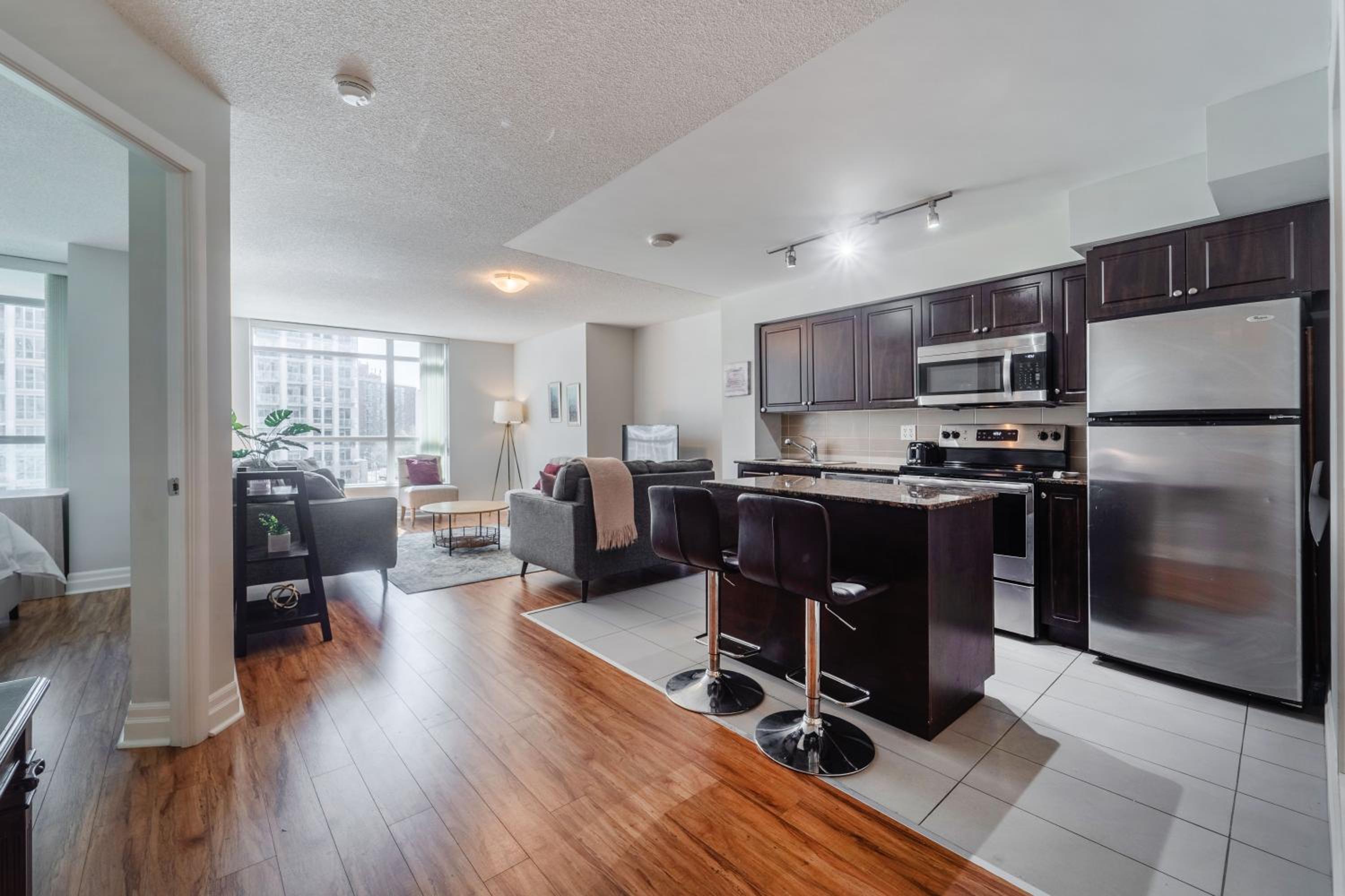 Spacious 2 Bedroom plus Den, 2 Bath, Sleeps 5 with Balcony and Lakeview Downtown Toronto Condo