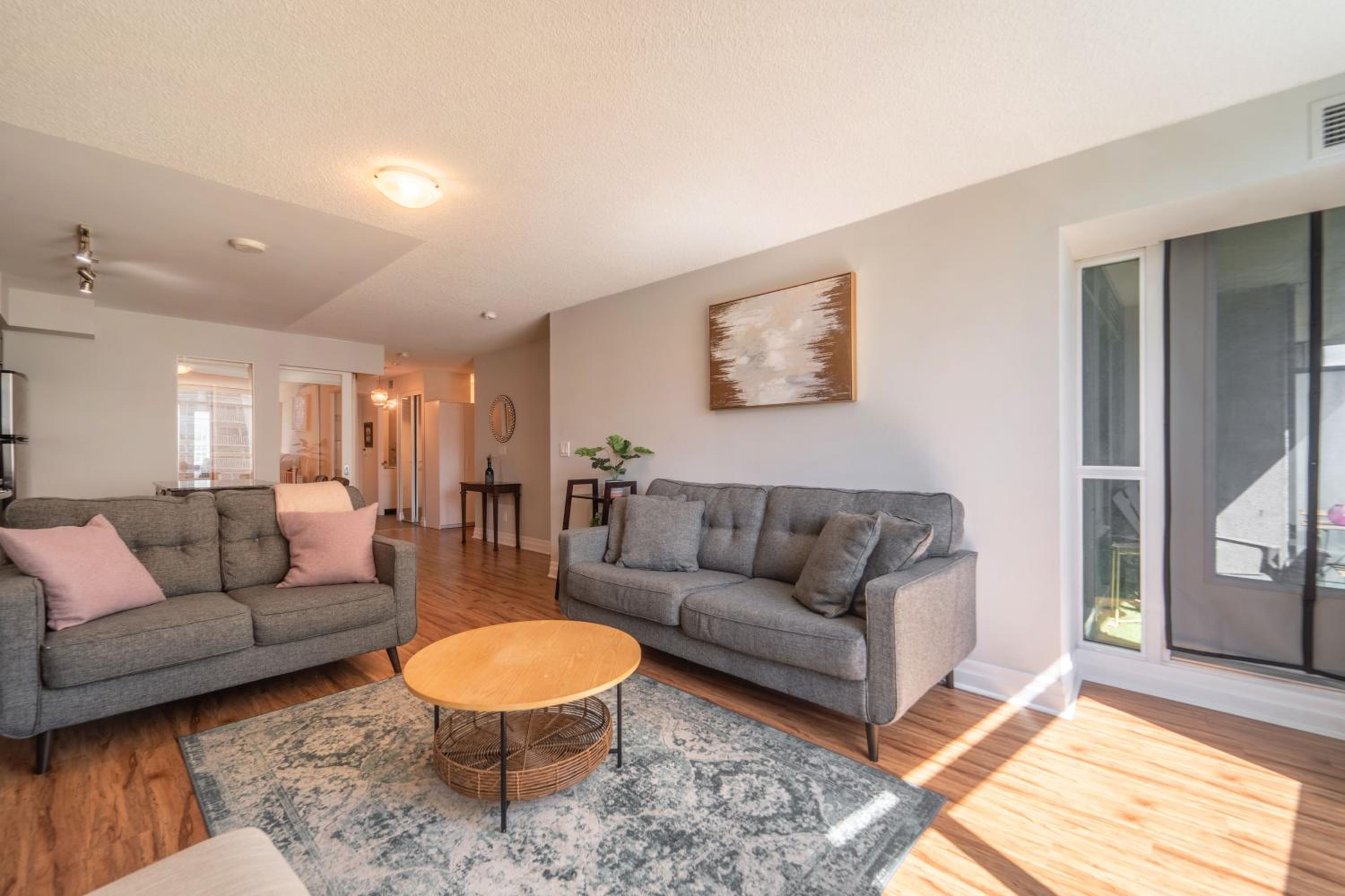 Spacious 2 Bedroom plus Den, 2 Bath, Sleeps 5 with Balcony and Lakeview Downtown Toronto Condo