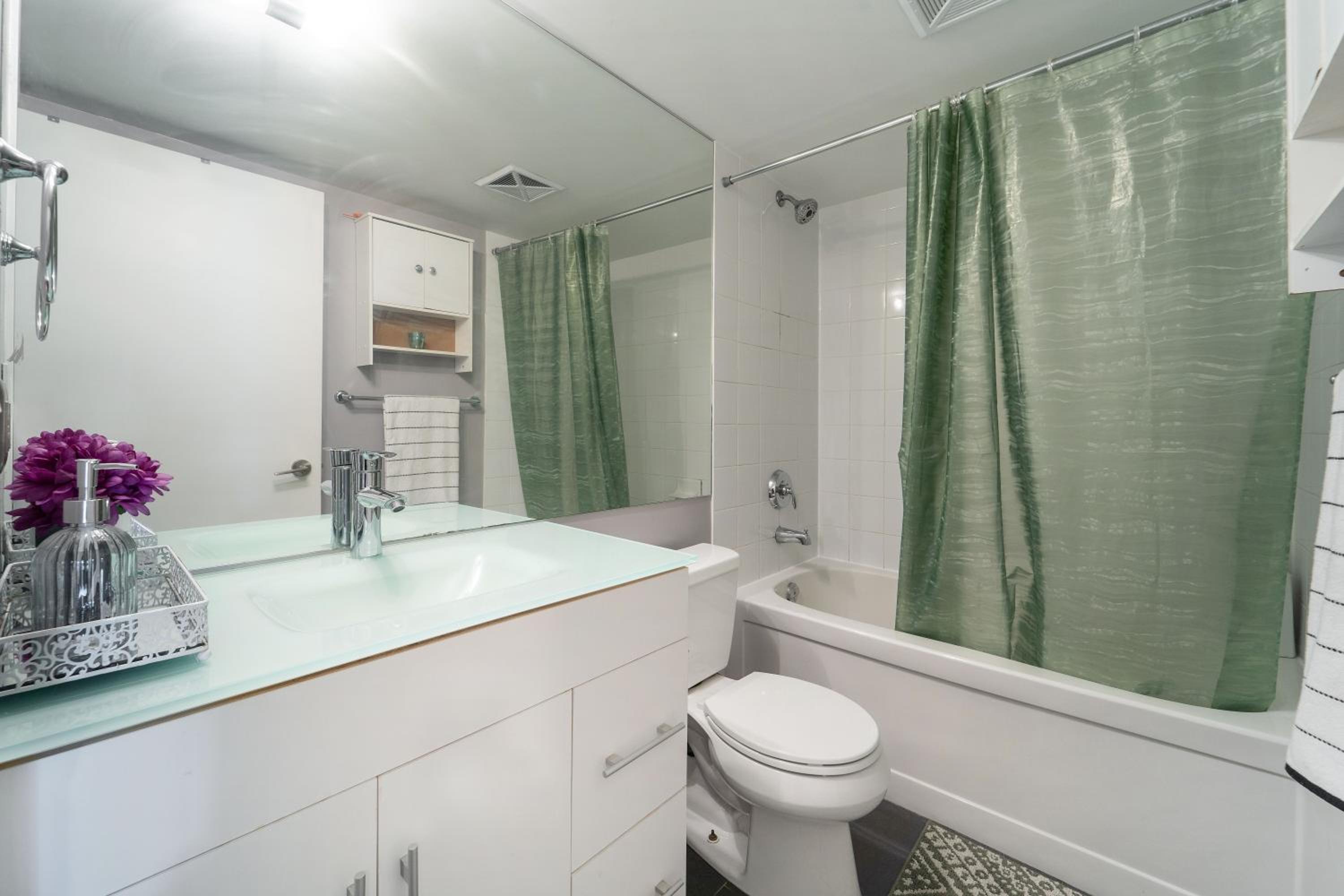 Spacious 2 Bedroom plus Den, 2 Bath, Sleeps 5 with Balcony and Lakeview Downtown Toronto Condo