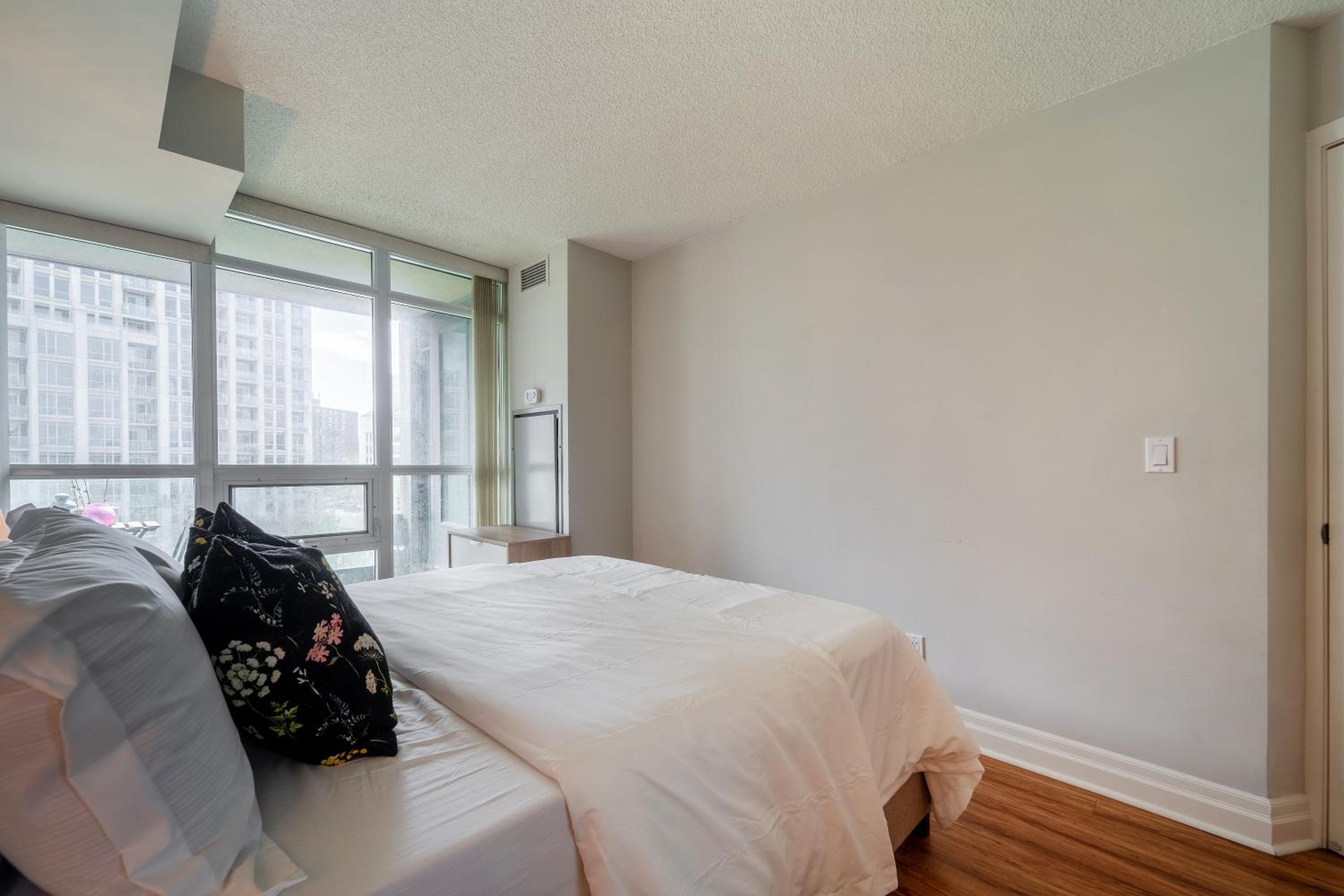 Spacious 2 Bedroom plus Den, 2 Bath, Sleeps 5 with Balcony and Lakeview Downtown Toronto Condo