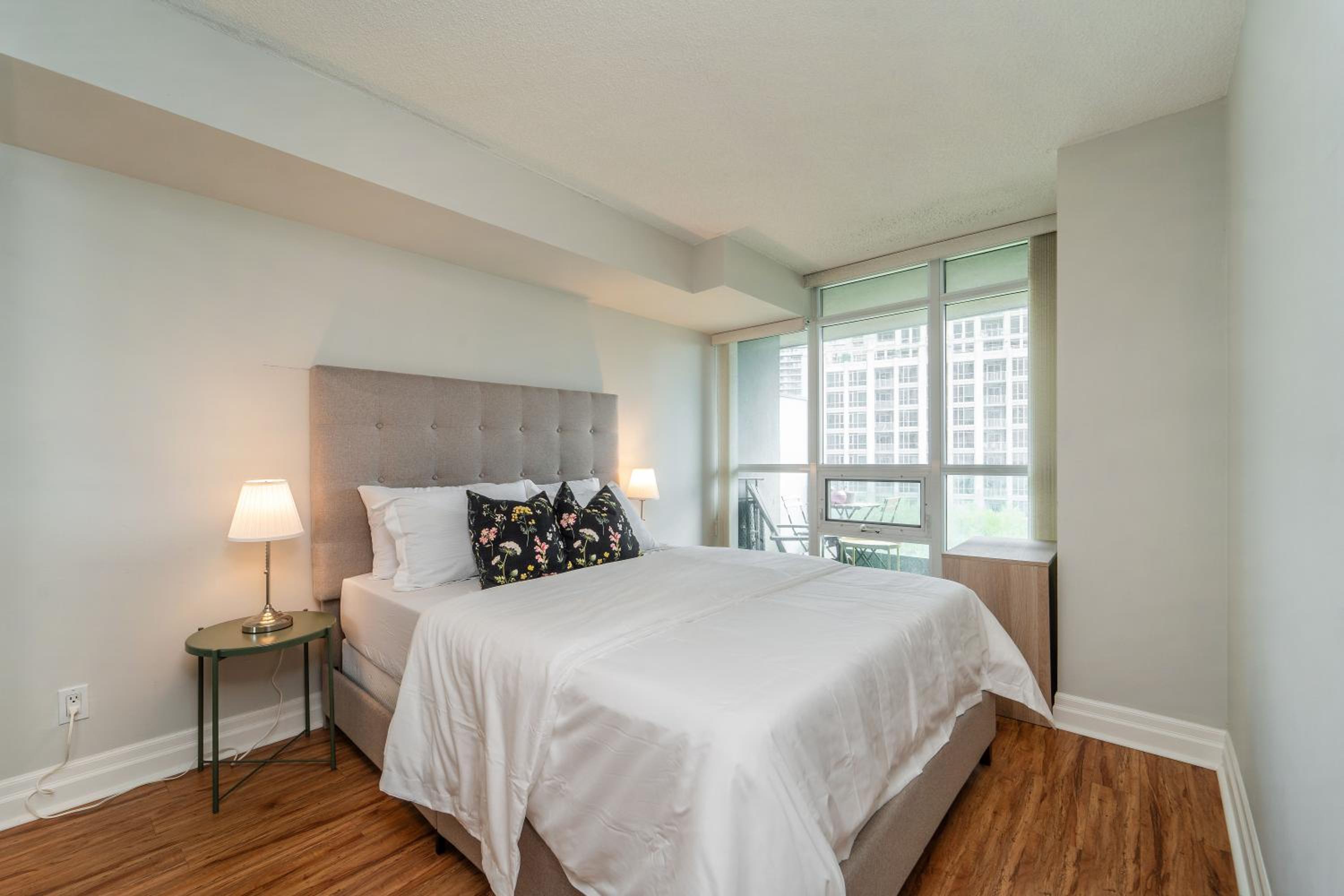 Spacious 2 Bedroom plus Den, 2 Bath, Sleeps 5 with Balcony and Lakeview Downtown Toronto Condo