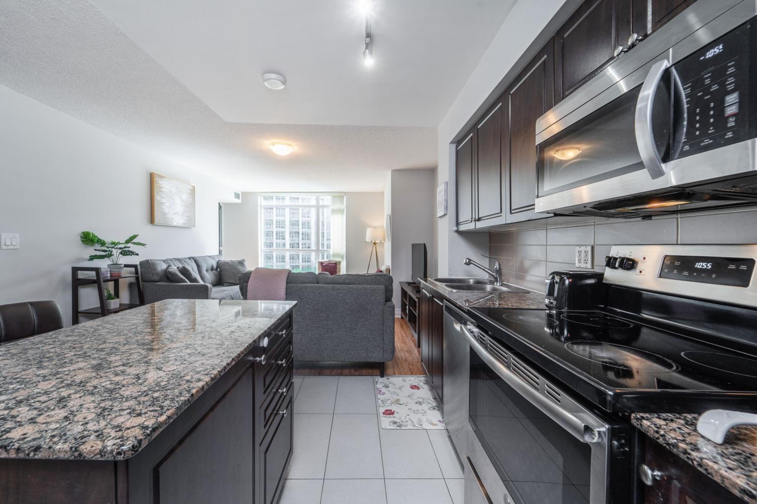 Spacious 2 Bedroom plus Den, 2 Bath, Sleeps 5 with Balcony and Lakeview Downtown Toronto Condo