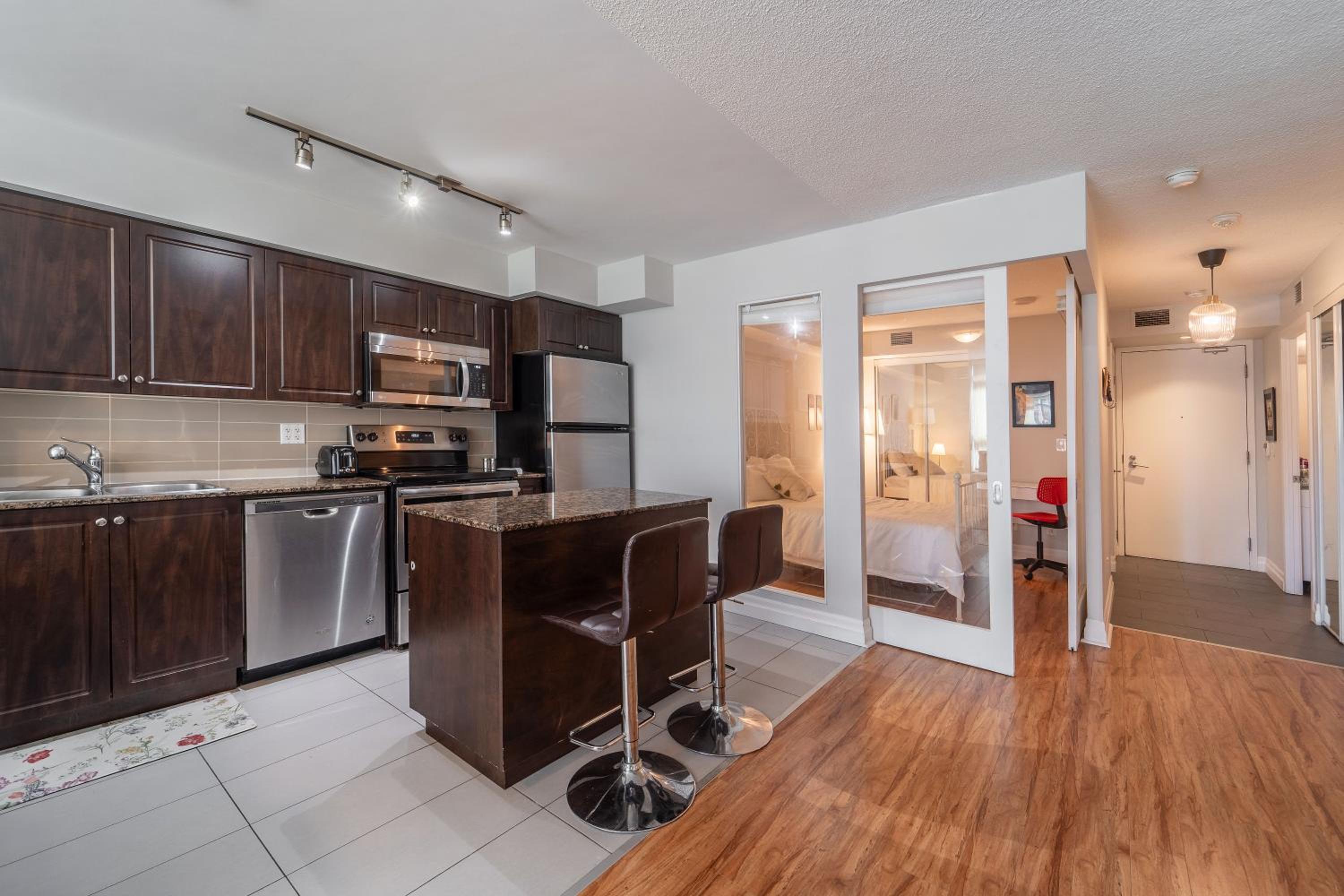Spacious 2 Bedroom plus Den, 2 Bath, Sleeps 5 with Balcony and Lakeview Downtown Toronto Condo