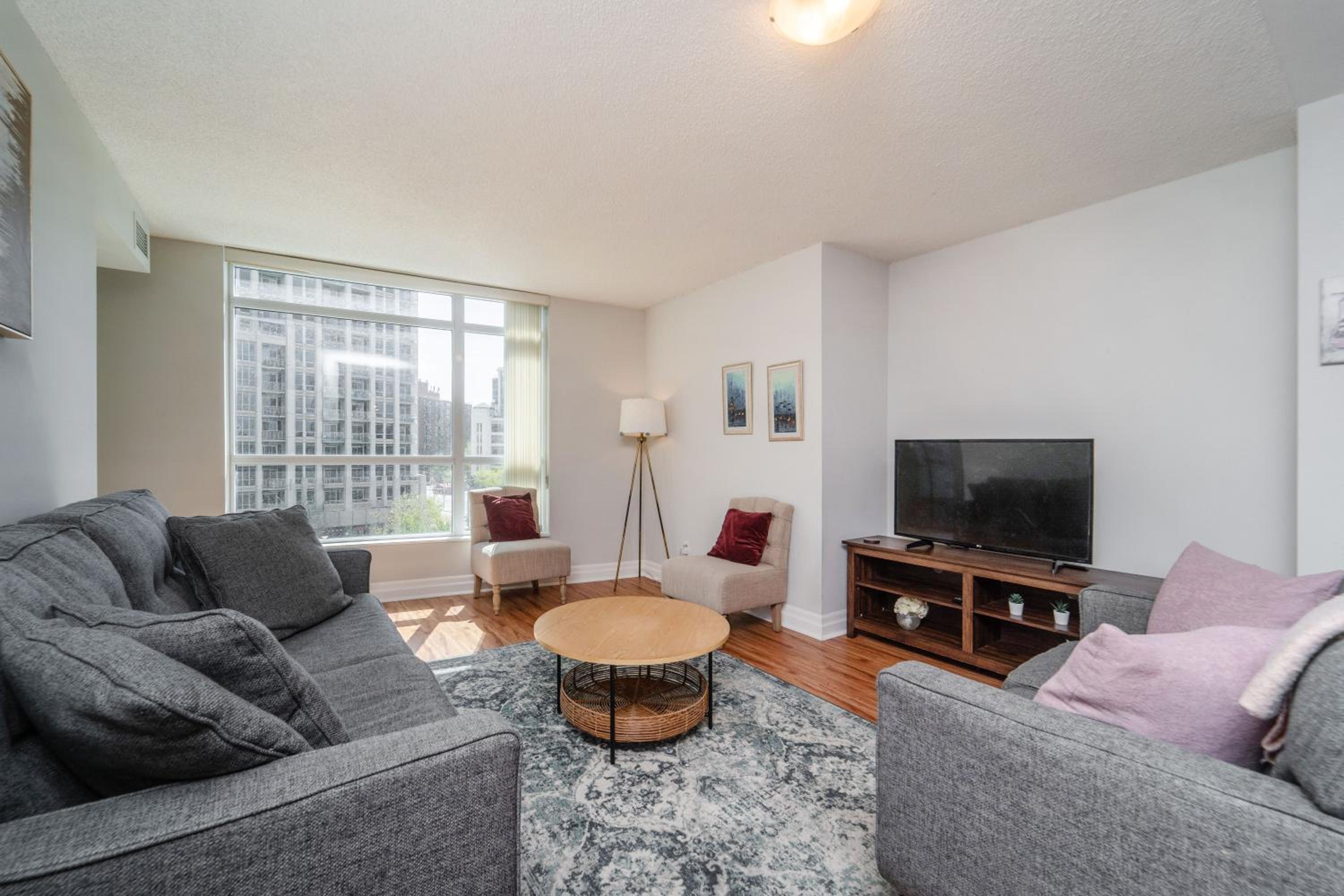 Spacious 2 Bedroom plus Den, 2 Bath, Sleeps 5 with Balcony and Lakeview Downtown Toronto Condo