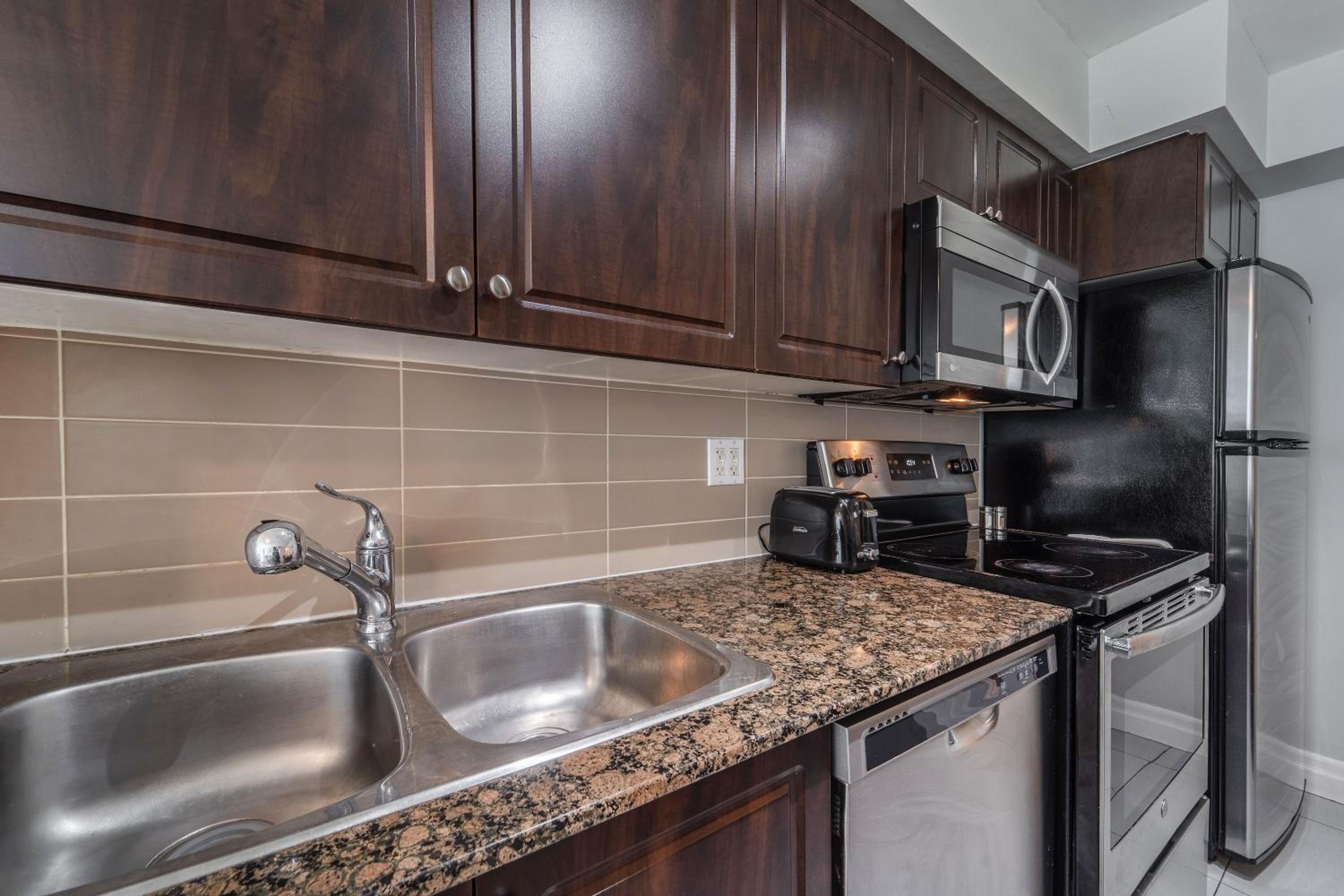 Spacious 2 Bedroom plus Den, 2 Bath, Sleeps 5 with Balcony and Lakeview Downtown Toronto Condo