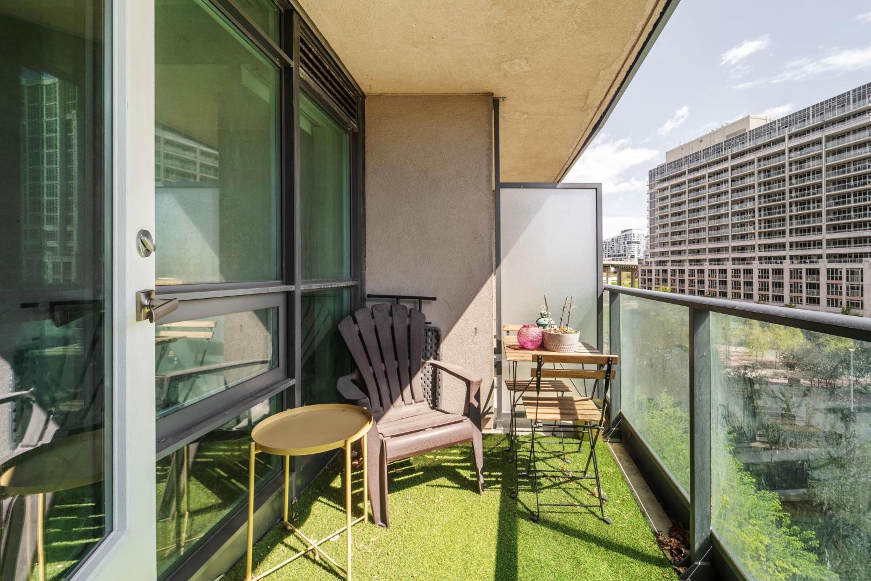 Spacious 2 Bedroom plus Den, 2 Bath, Sleeps 5 with Balcony and Lakeview Downtown Toronto Condo