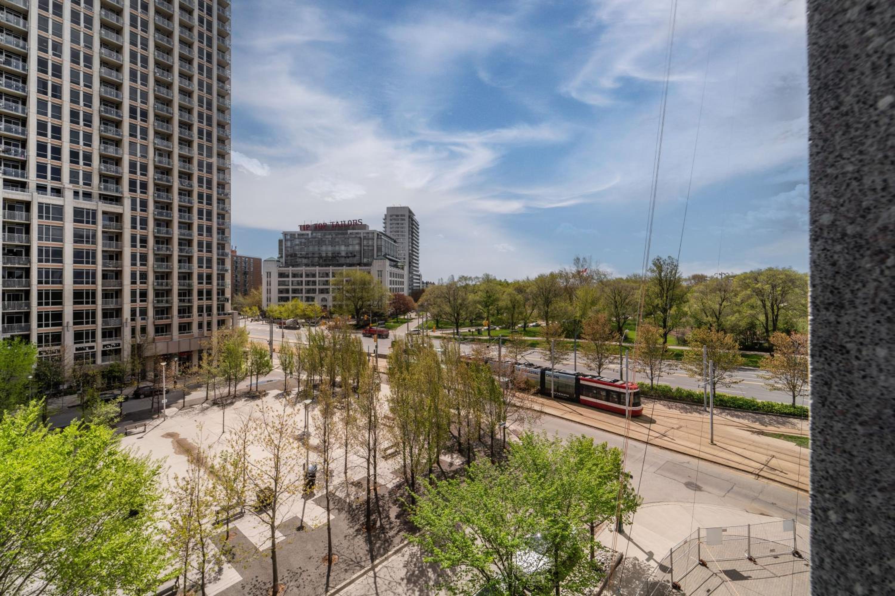 Spacious 2 Bedroom plus Den, 2 Bath, Sleeps 5 with Balcony and Lakeview Downtown Toronto Condo