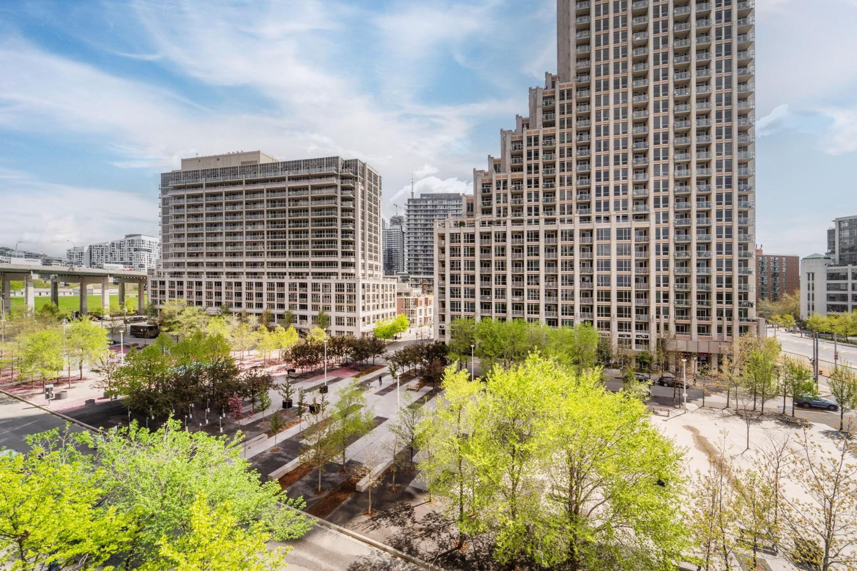 Hotel Spacious 2 Bedroom plus Den, 2 Bath, Sleeps 5 with Balcony and Lakeview Downtown Toronto Condo - Image 1