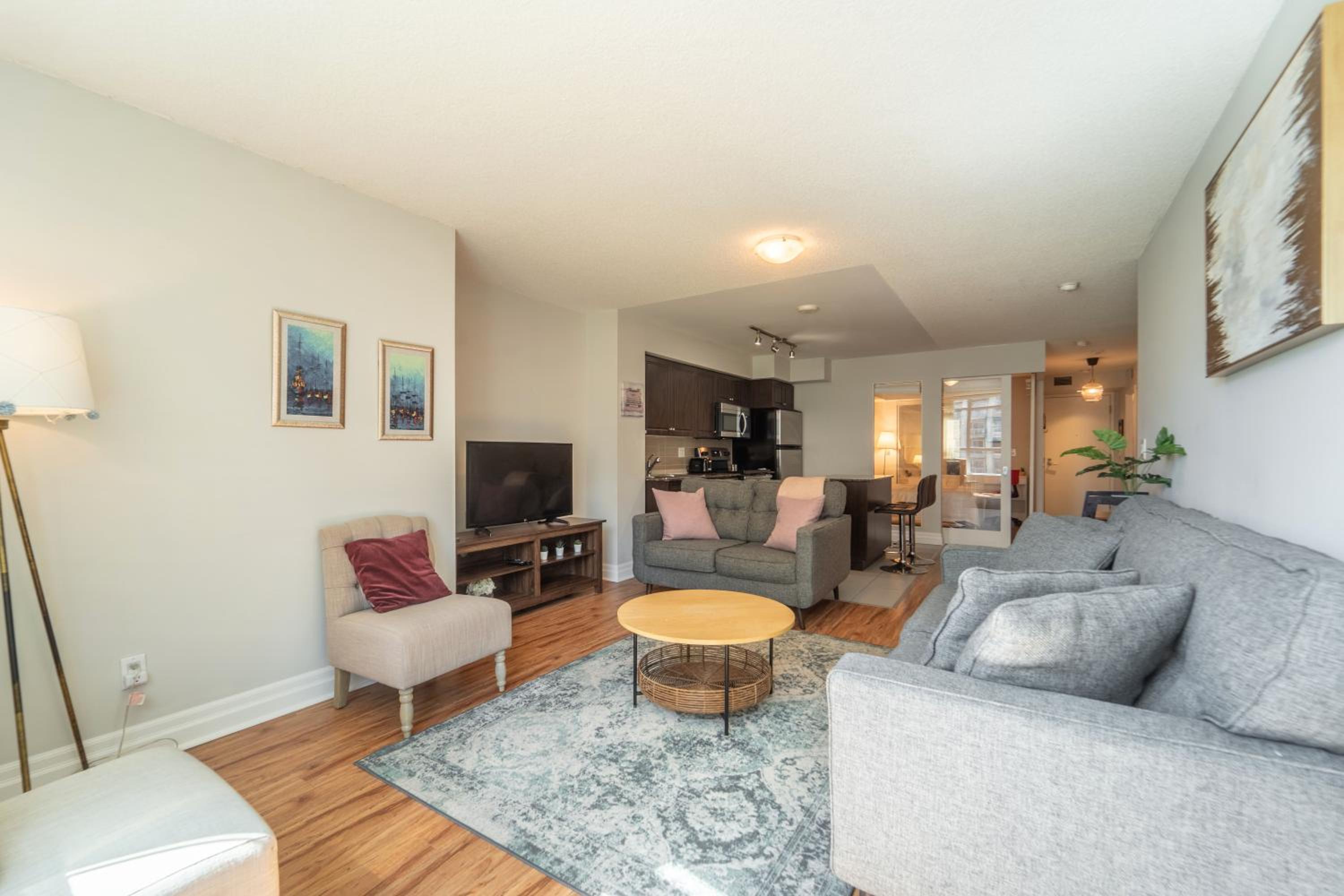Spacious 2 Bedroom plus Den, 2 Bath, Sleeps 5 with Balcony and Lakeview Downtown Toronto Condo