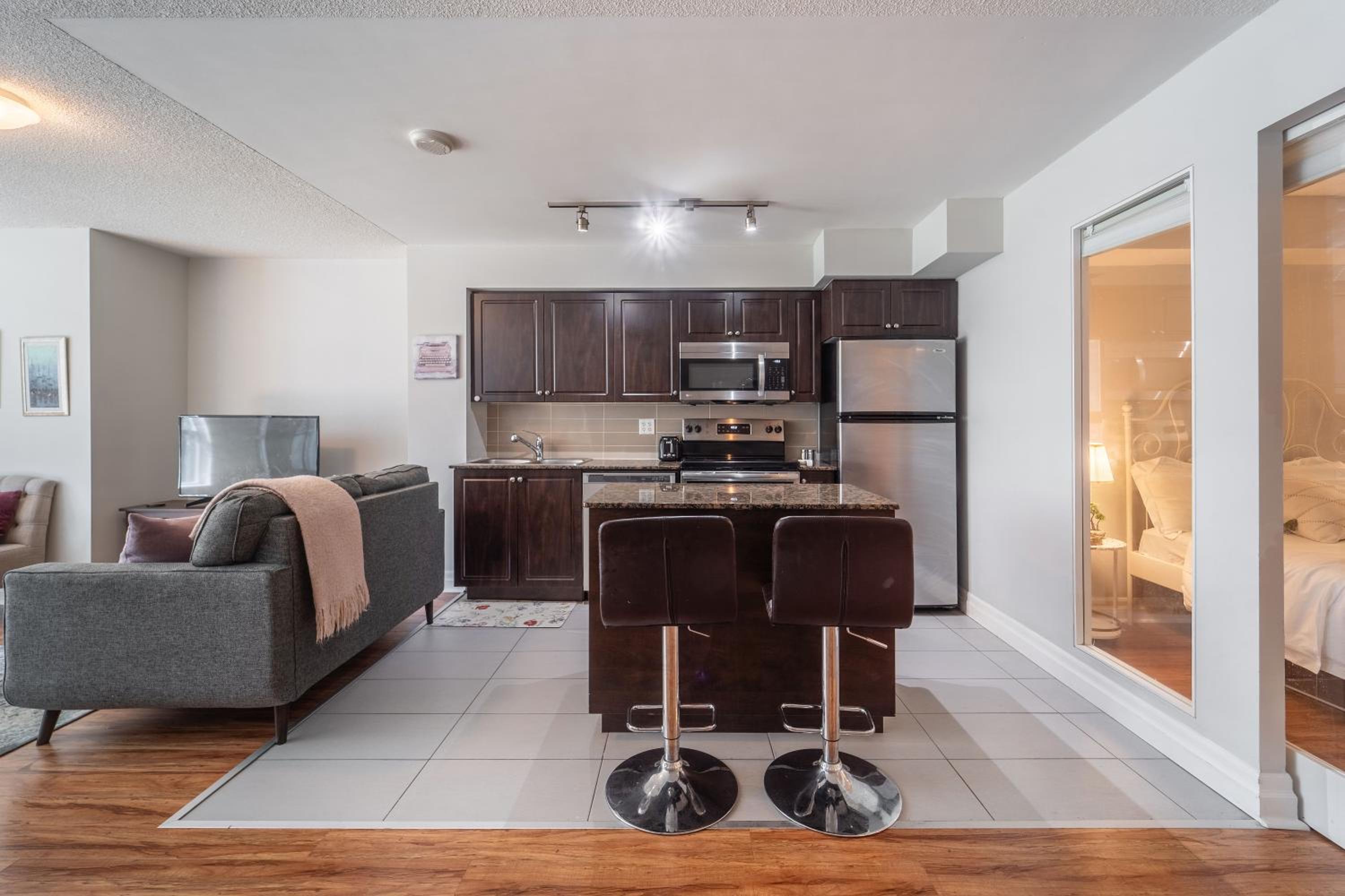 Spacious 2 Bedroom plus Den, 2 Bath, Sleeps 5 with Balcony and Lakeview Downtown Toronto Condo