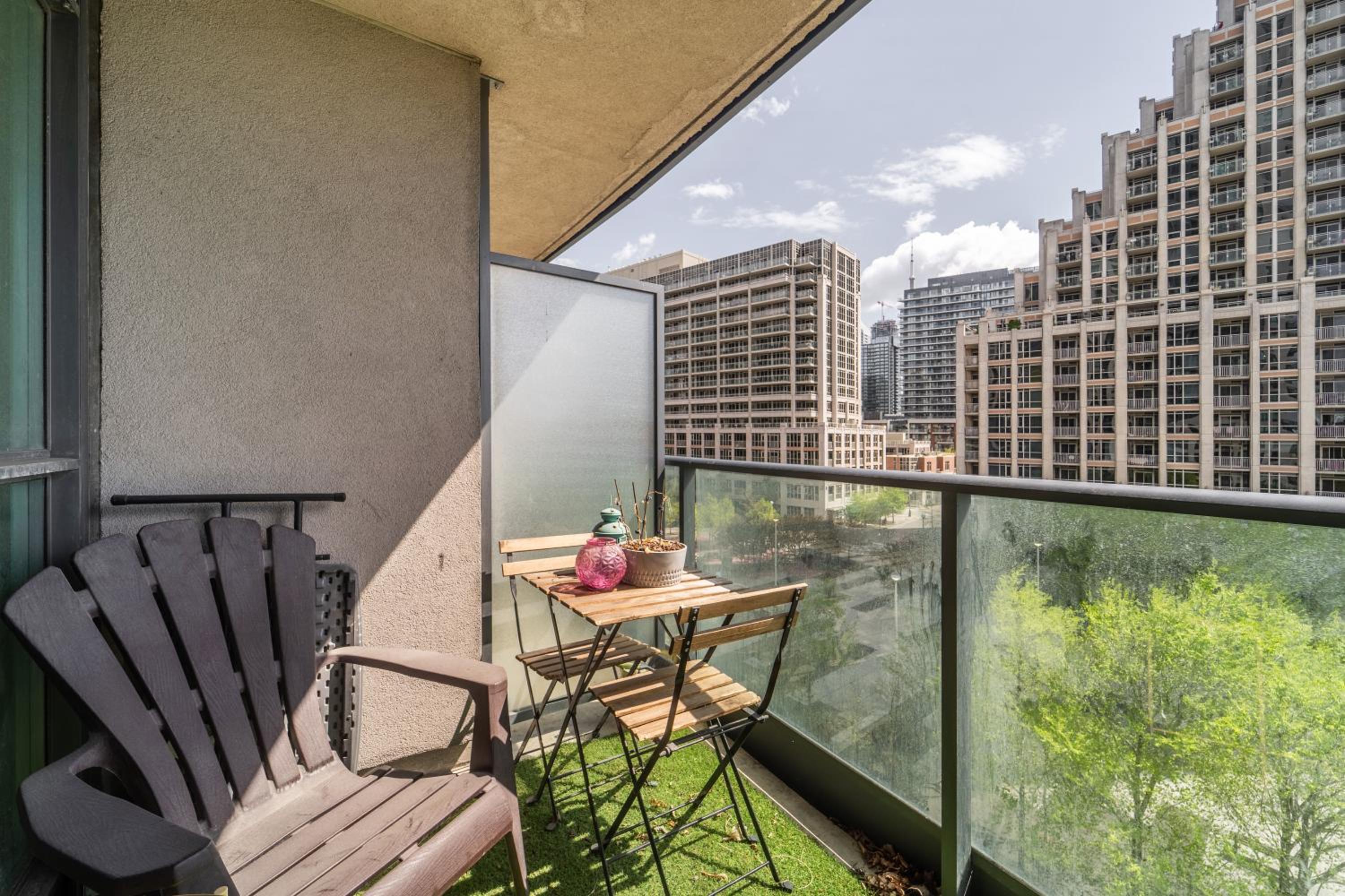 Spacious 2 Bedroom plus Den, 2 Bath, Sleeps 5 with Balcony and Lakeview Downtown Toronto Condo