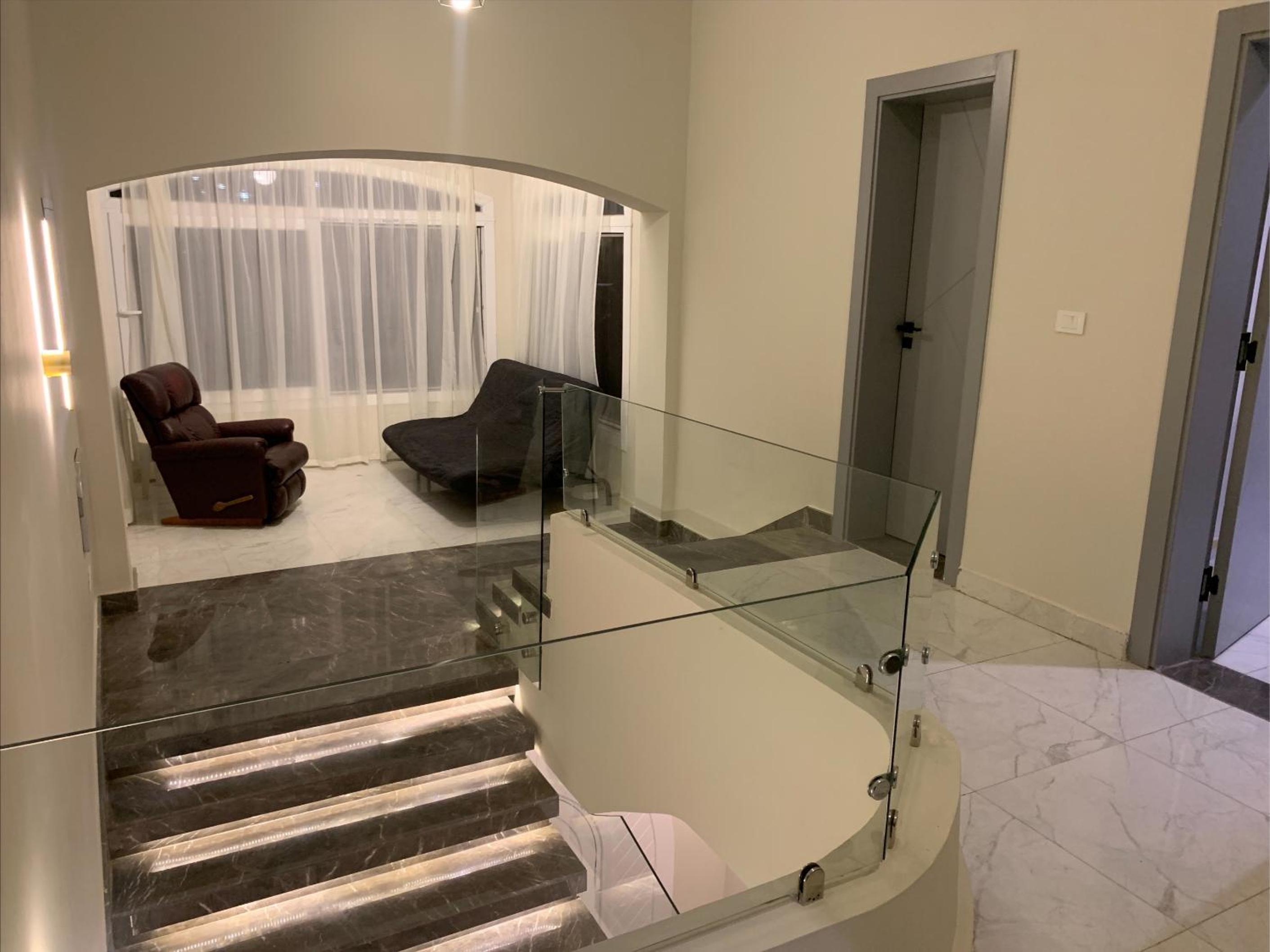 Scenic Lakefront Villa Escape