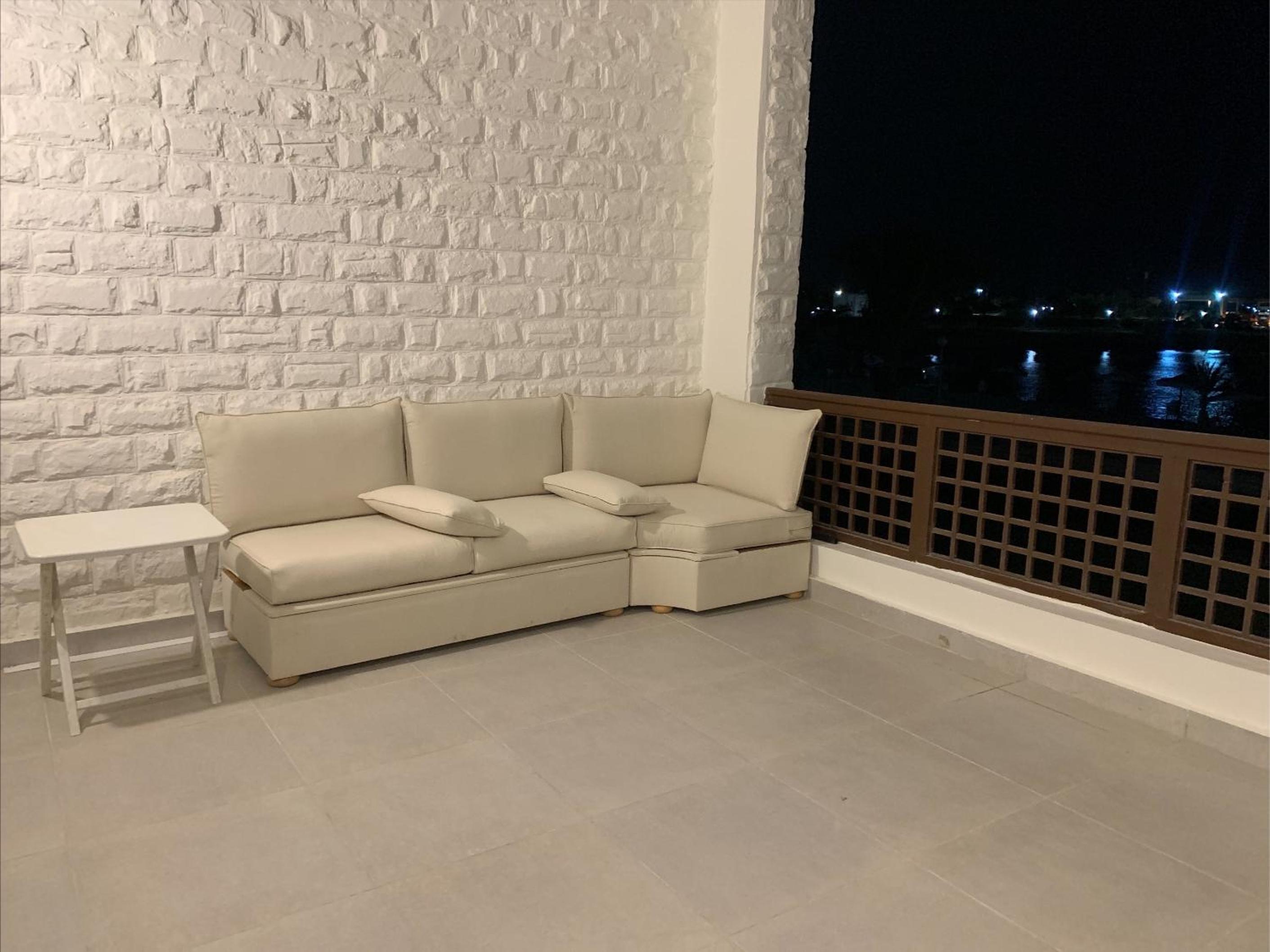 Scenic Lakefront Villa Escape