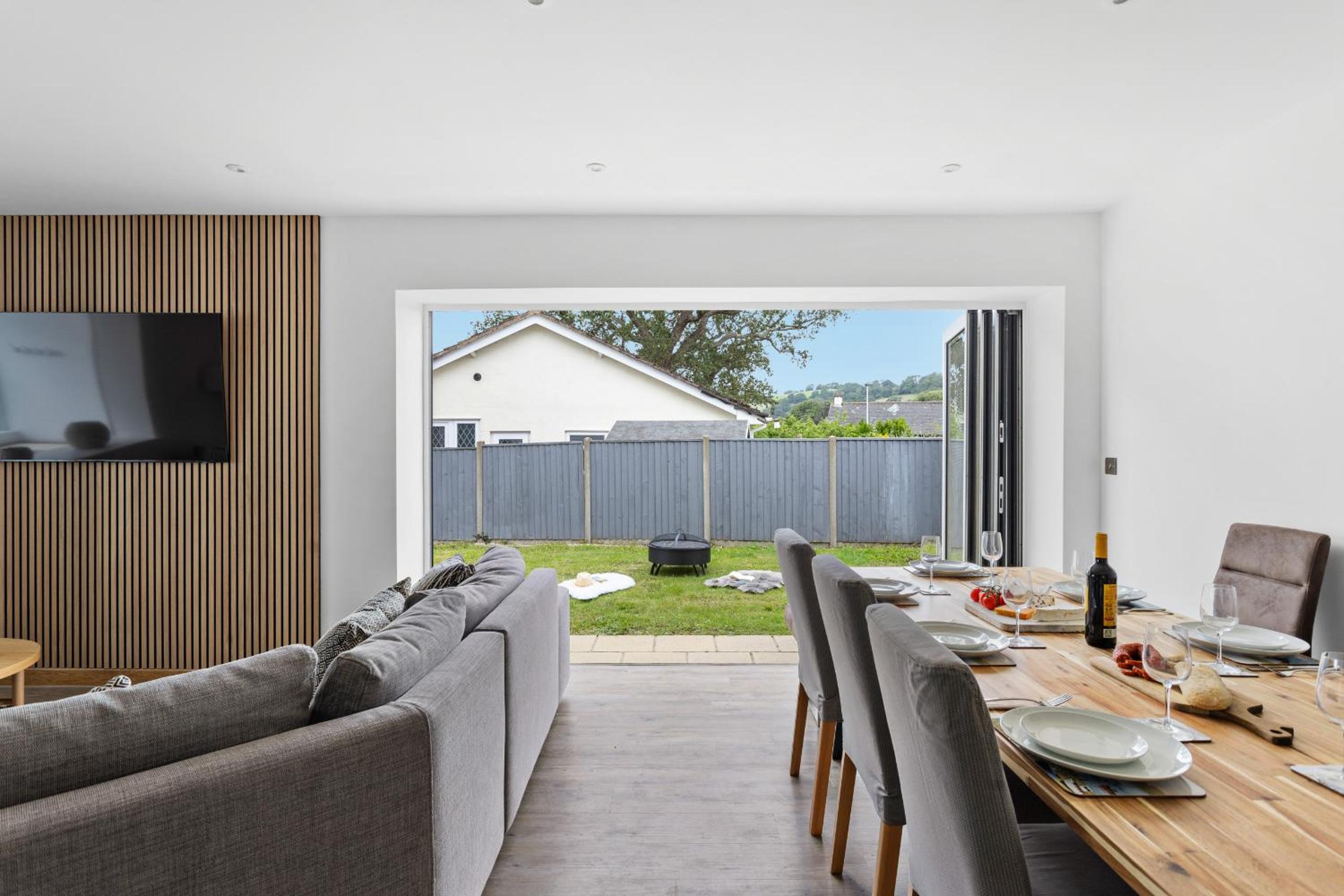 Greenacre - Close to beaches with Hydropool spa view 2