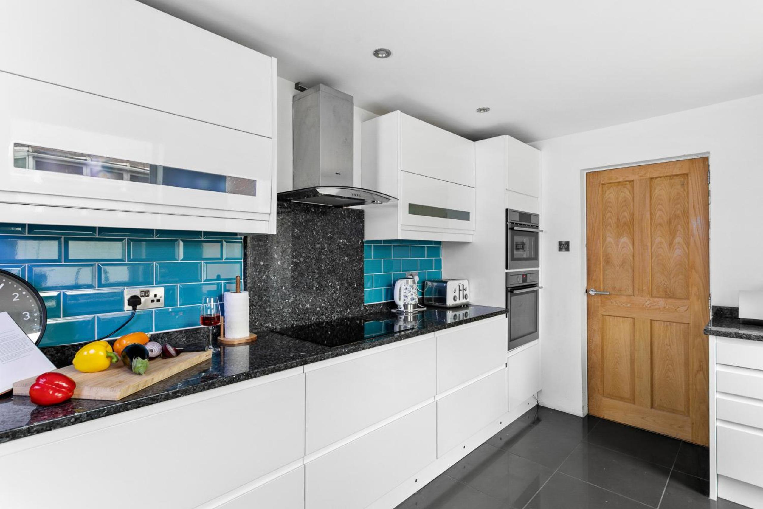 The Terrace - Light, bright characterful coastal home with parking near beaches view 3