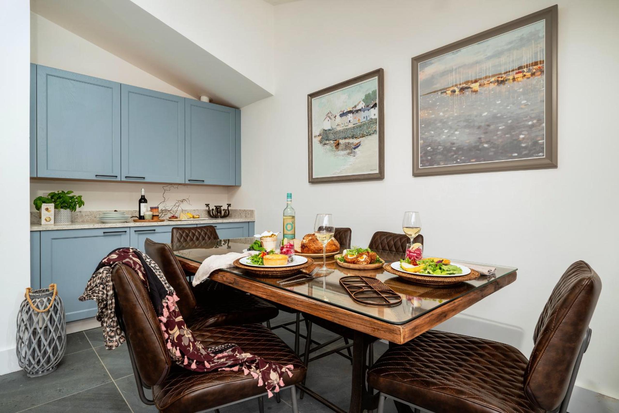 Littlefields - With hot tub, garden, private parking and short walk to beach view 4