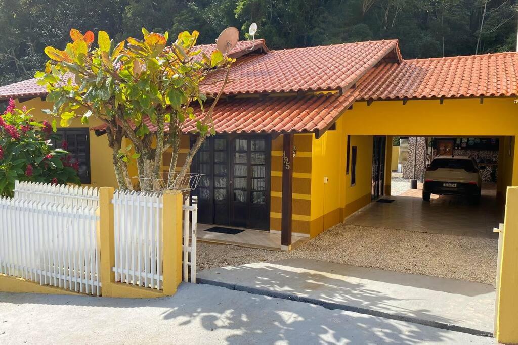 Casa espaçosa com churrasqueira