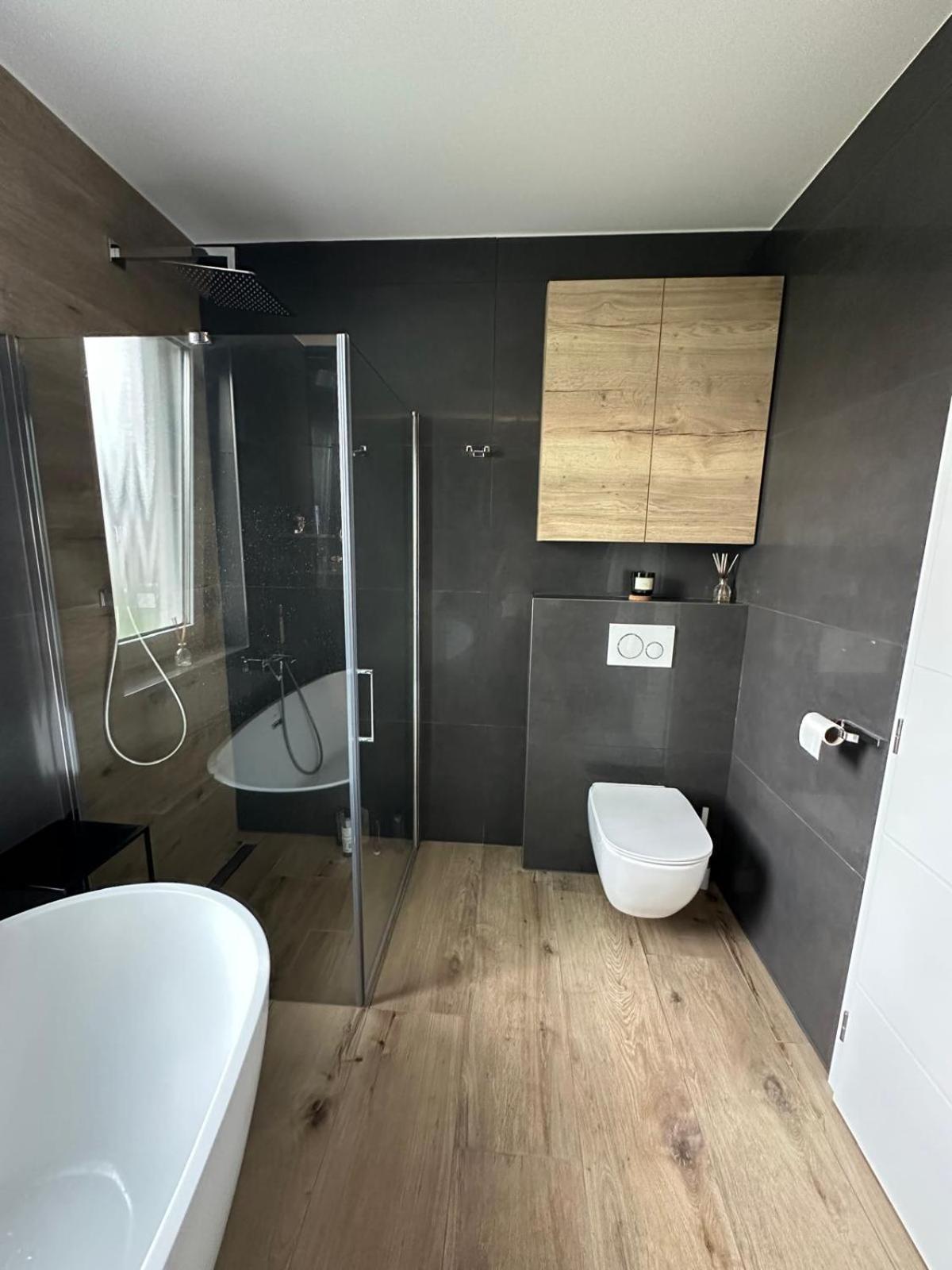 Moderný štýlový domček s virivkou-jacuzzi view 4