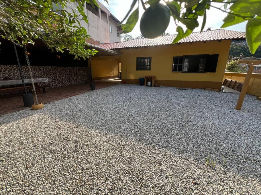 Casa espaçosa com churrasqueira