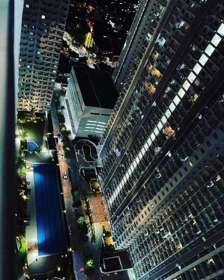 GM STAYCATION - 1 Bedroom, Parking, Gym, Pool, Getaway, Condo view 2