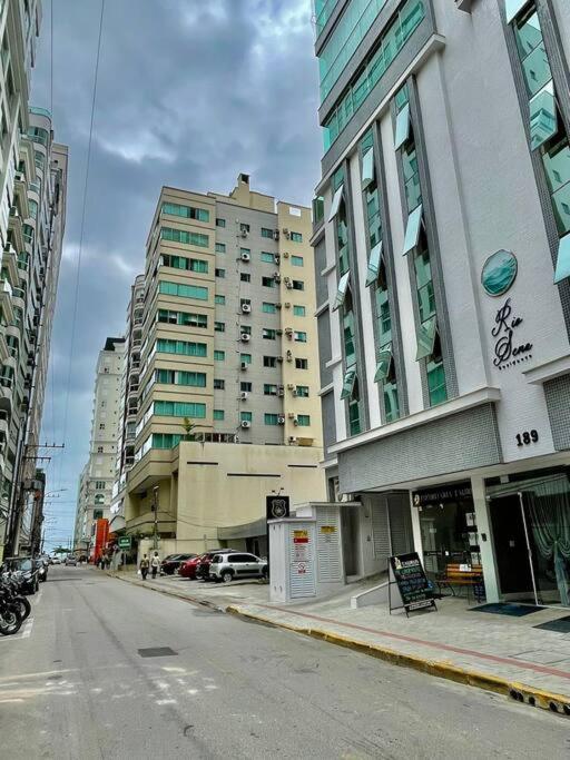 3 Suítes no Centro da Meia Praia