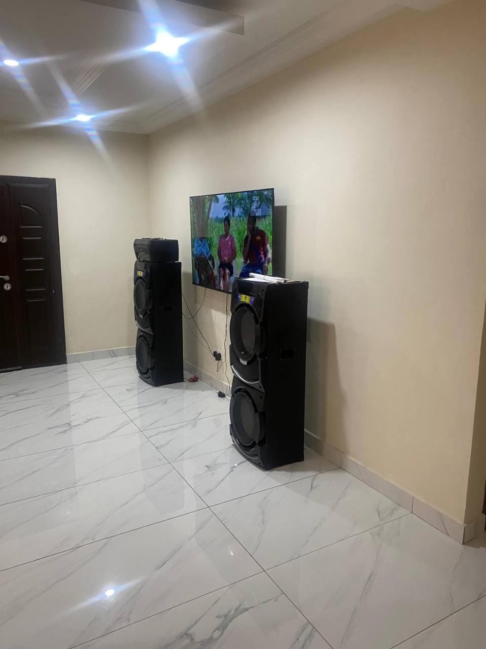 Setronica Court