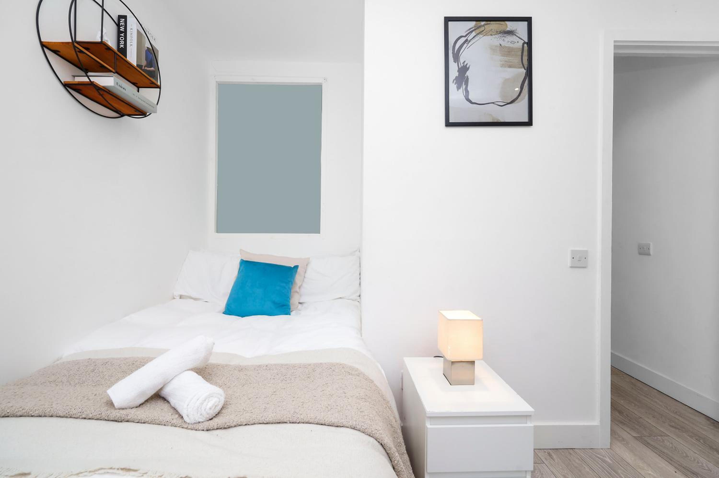 Stylish Large 3-bed Apartment, Quick Access to London Sights, Free Parking