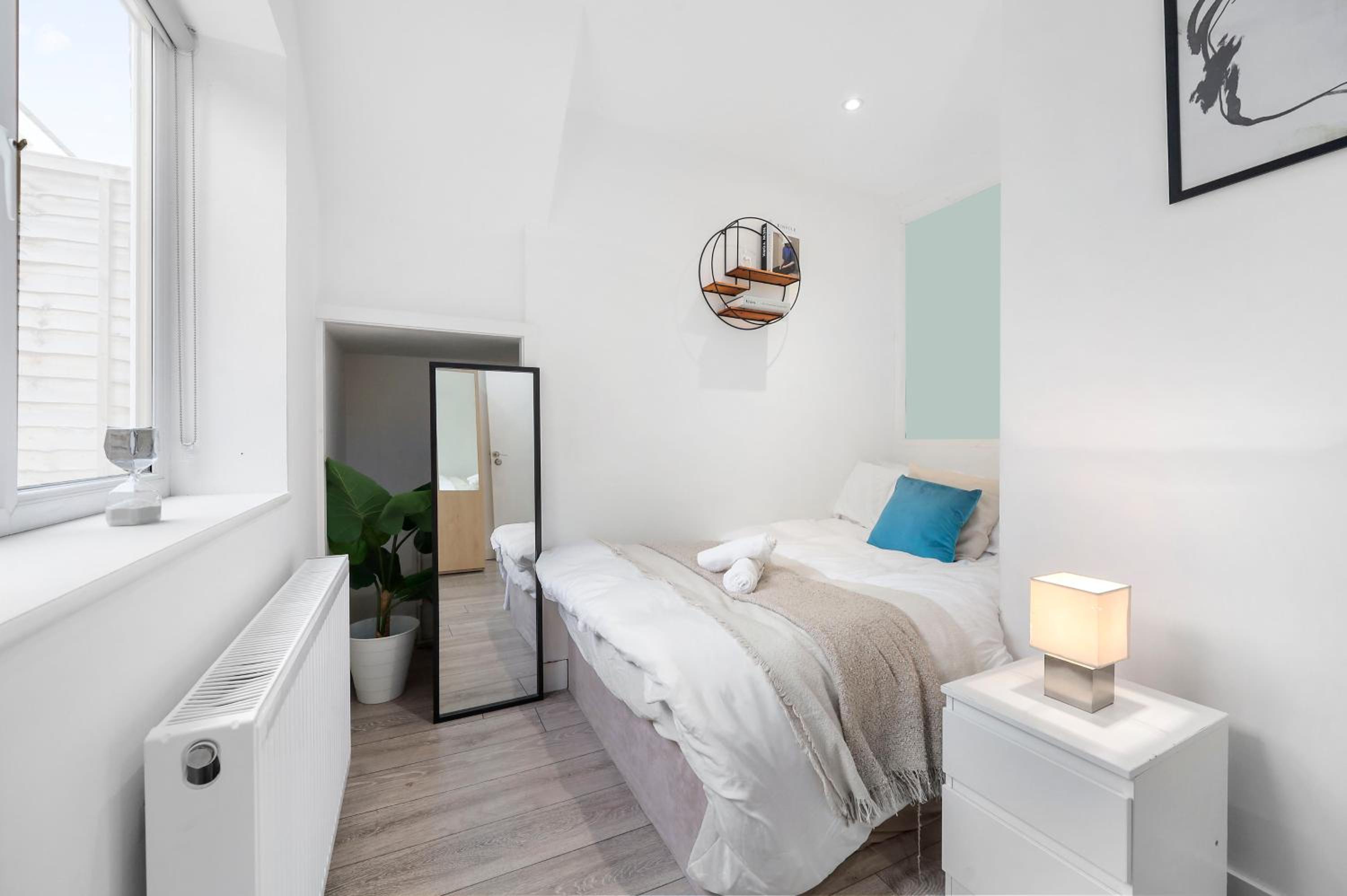 Stylish Large 3-bed Apartment, Quick Access to London Sights, Free Parking