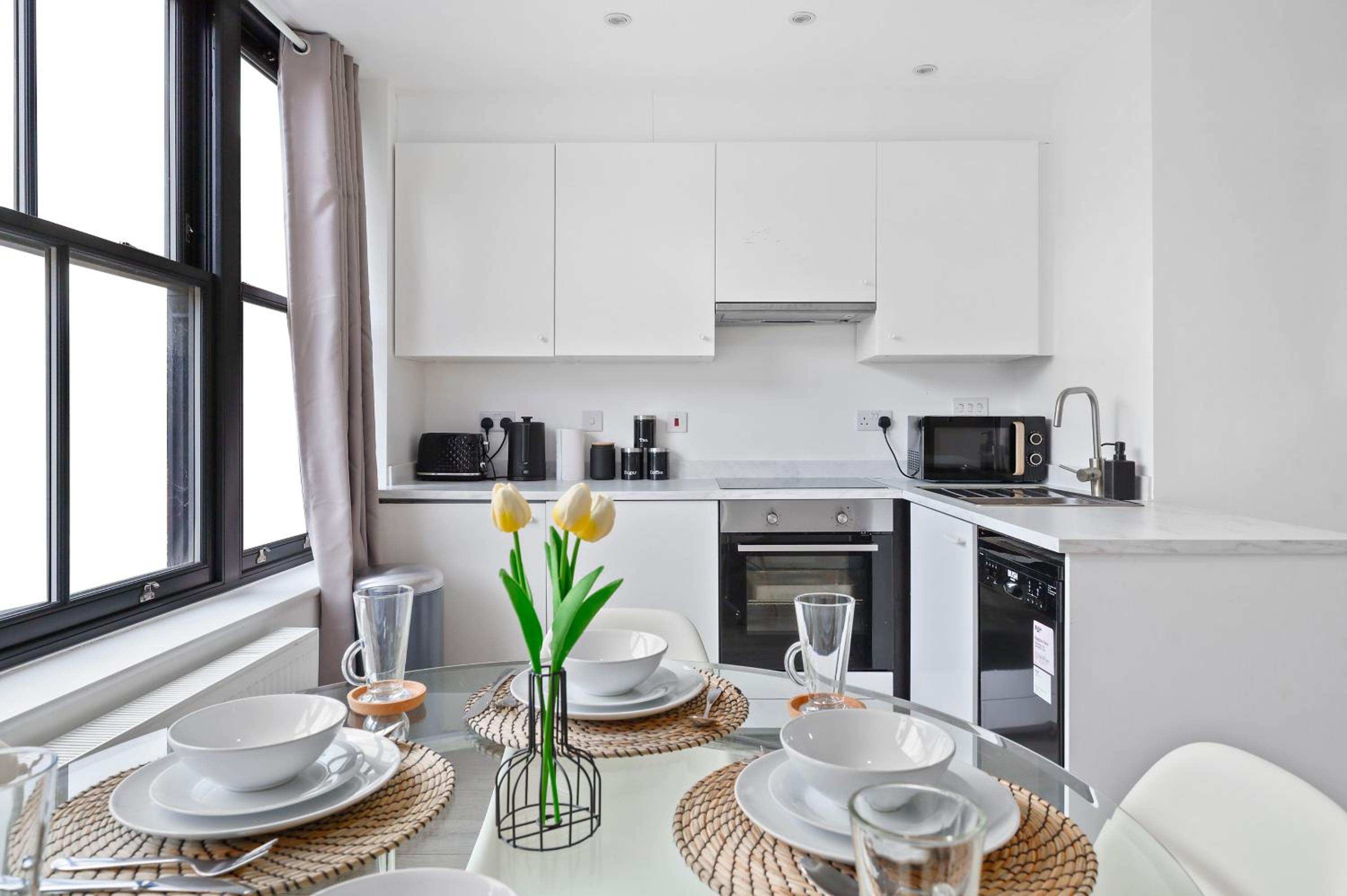 Stylish Large 3-bed Apartment, Quick Access to London Sights, Free Parking