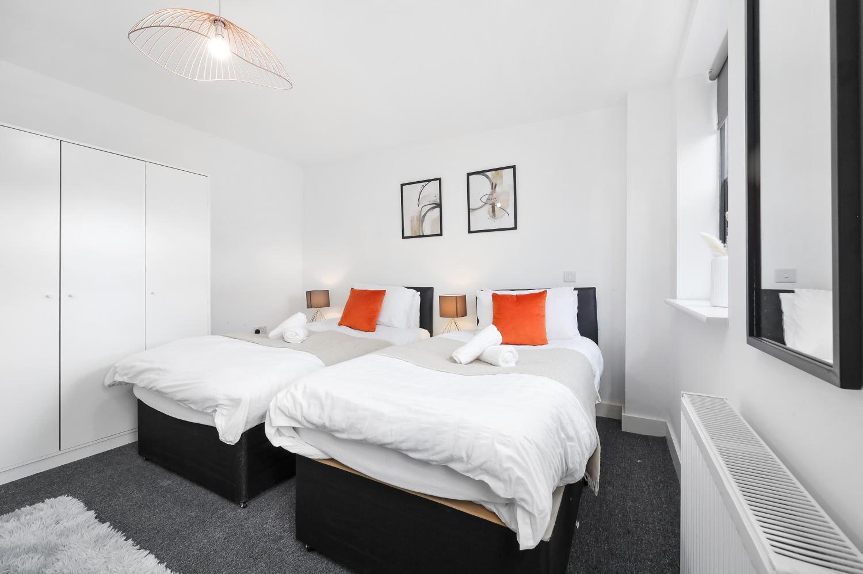 Stylish Large 3-bed Apartment, Quick Access to London Sights, Free Parking