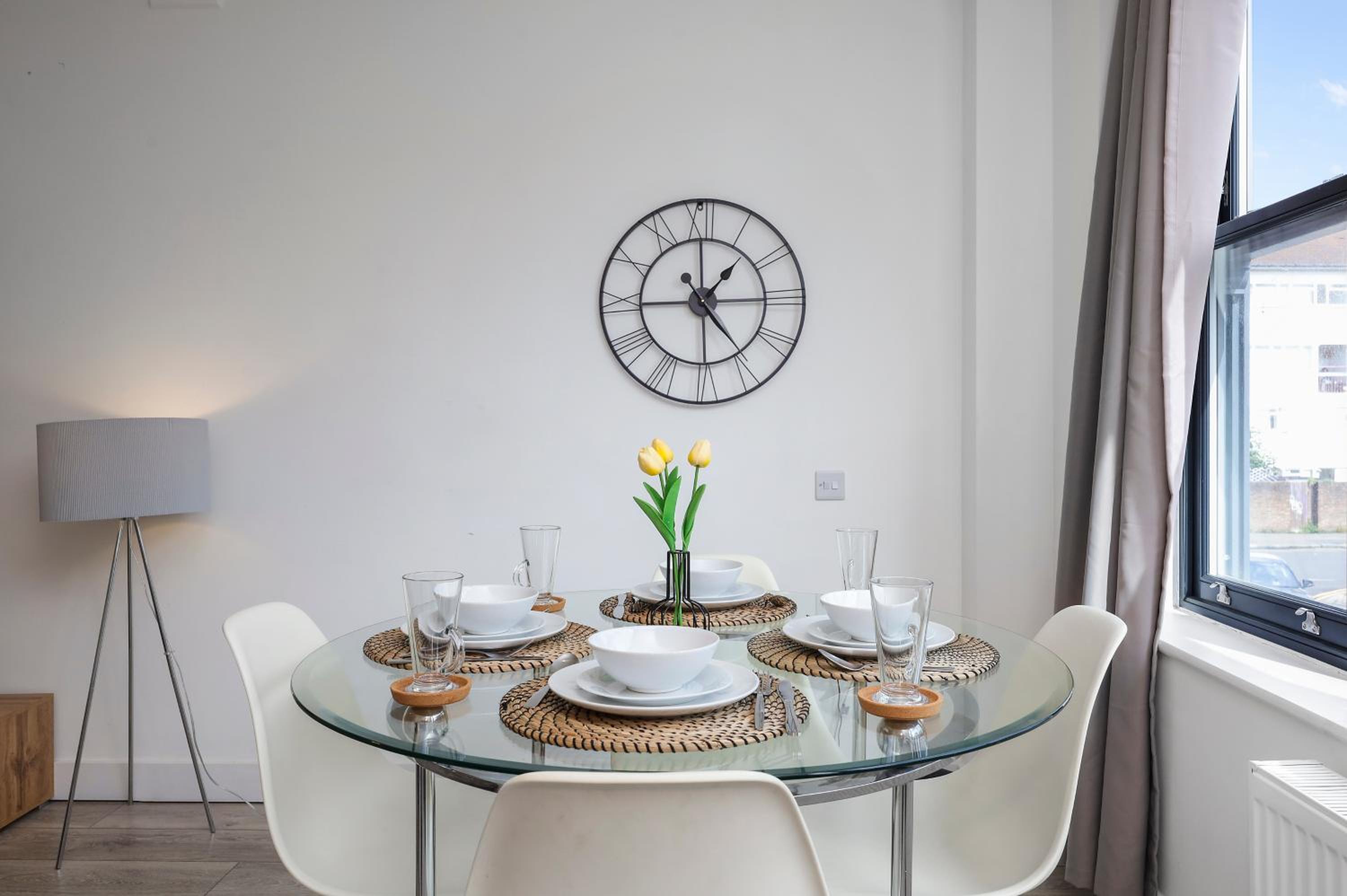 Stylish Large 3-bed Apartment, Quick Access to London Sights, Free Parking