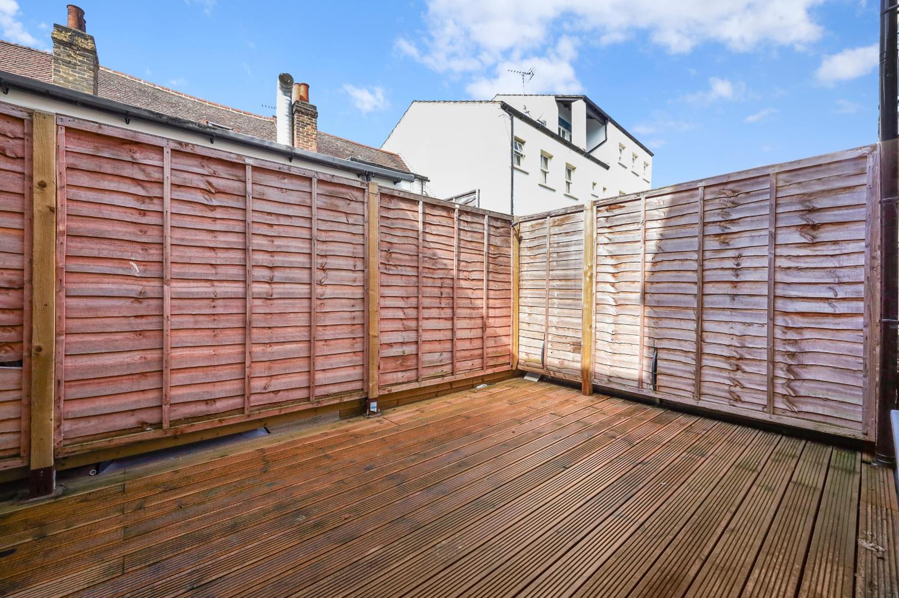 Stylish Large 3-bed Apartment, Quick Access to London Sights, Free Parking