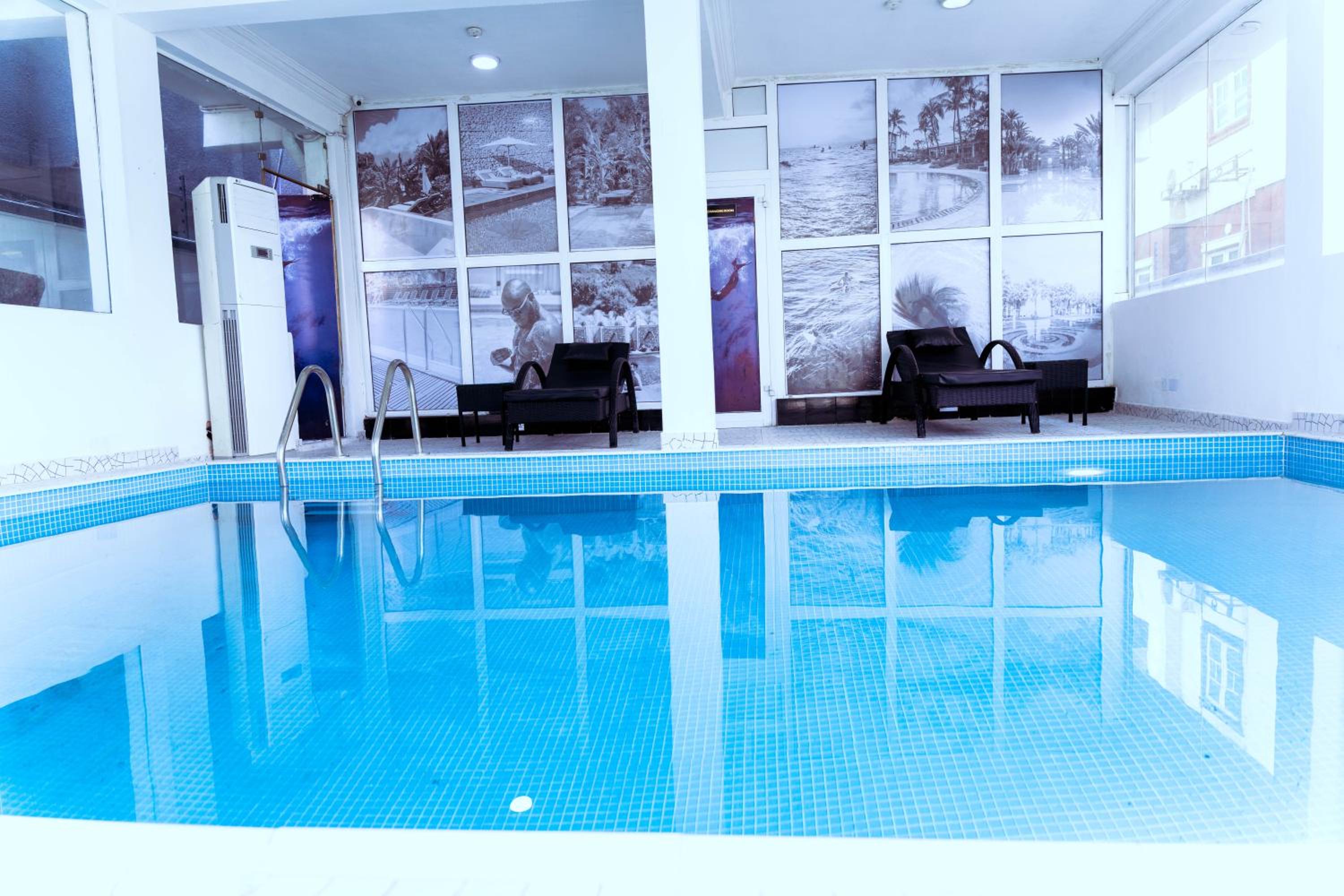 2-Bedroom Flat Lekki Phase 1 - Pool - Spa view 3