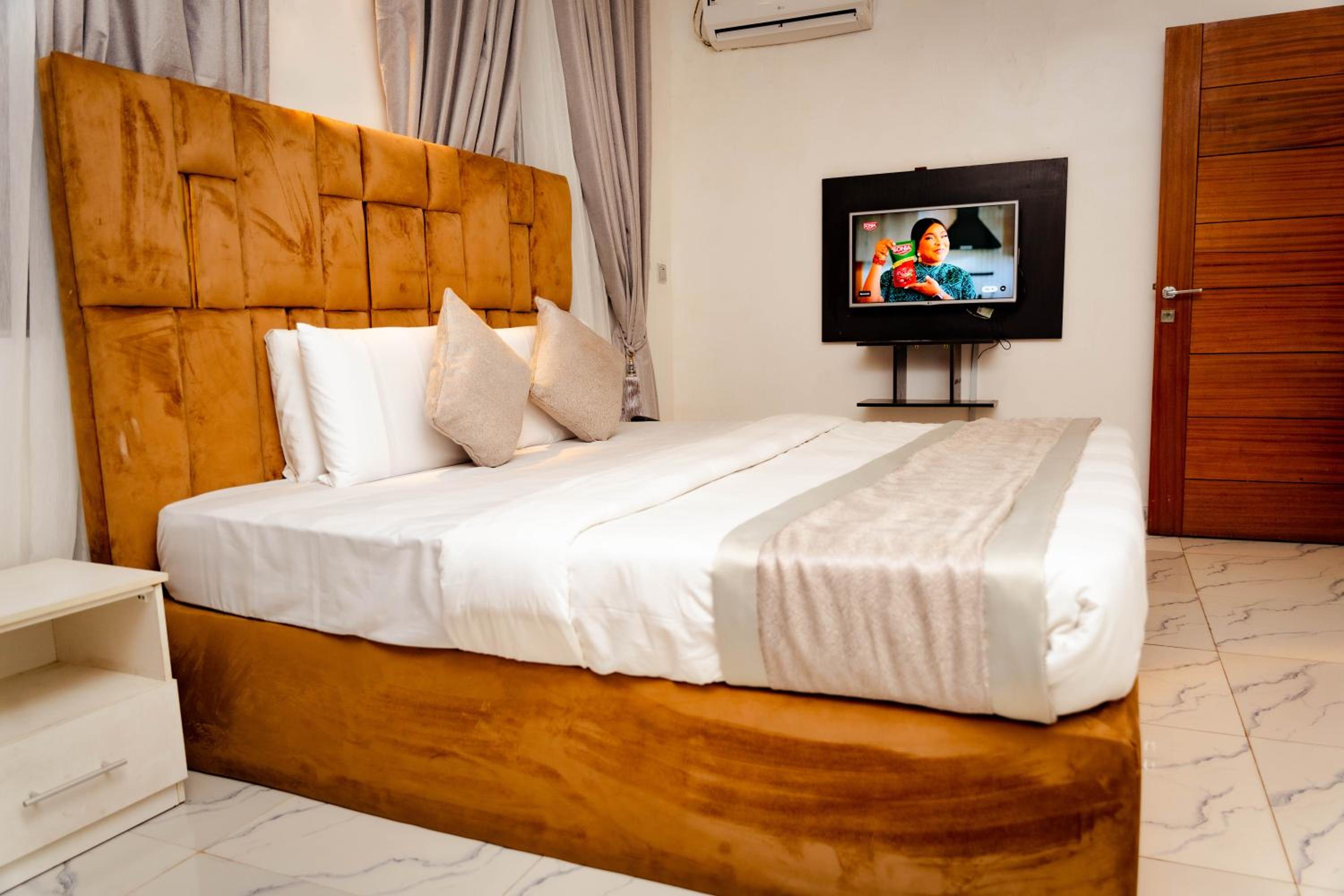 2-Bedroom Flat Lekki Phase 1 - Pool - Spa view 5