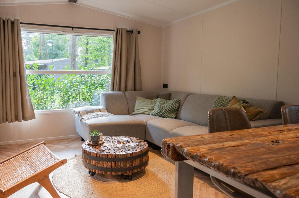Forest Finest, luxe chalet met HOT TUB mooie overkapping en prachtige tuin met veel privacy view 3