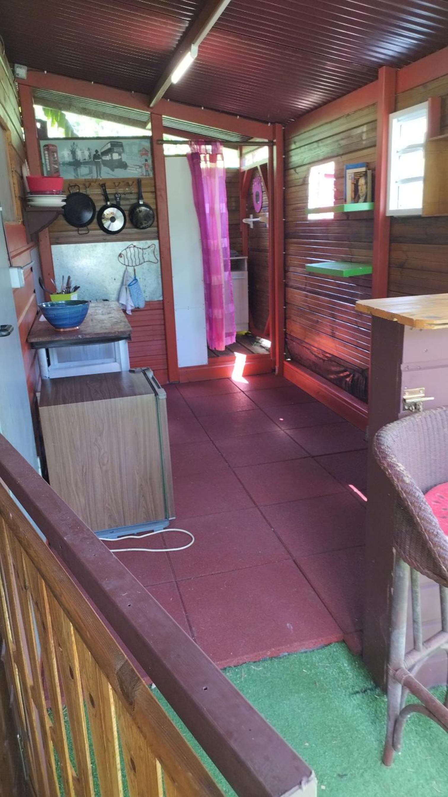 Petite Maison Atypique En Bois view 2