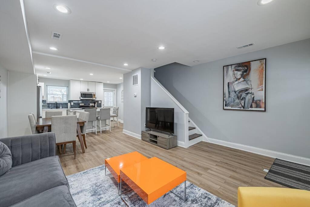 LUX 3 Entire Townhome with easy Parking photo 3
