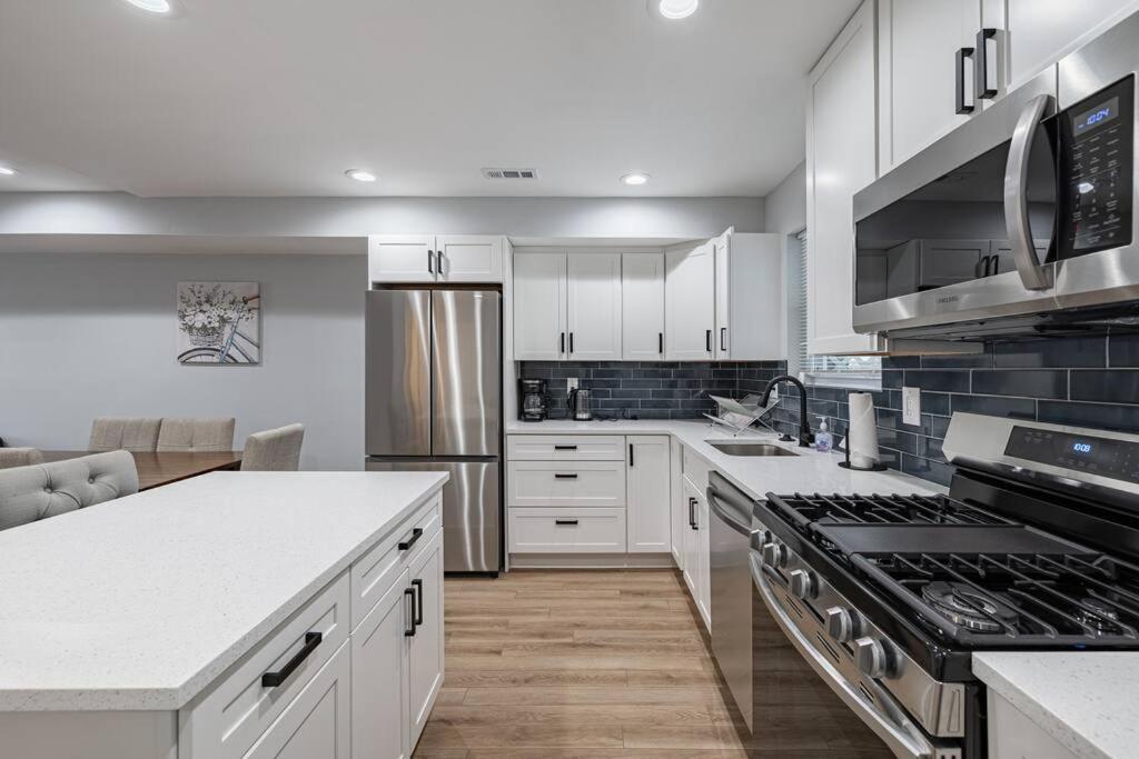 LUX 3 Entire Townhome with easy Parking photo 4