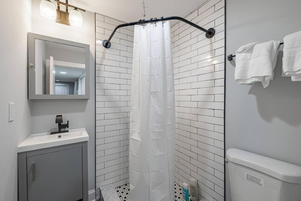 LUX 3 Entire Townhome with easy Parking photo 2