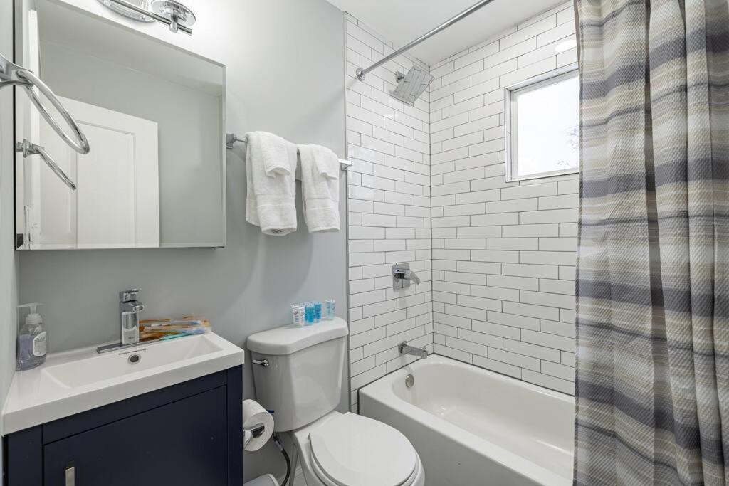 LUX 3 Entire Townhome with easy Parking photo 5