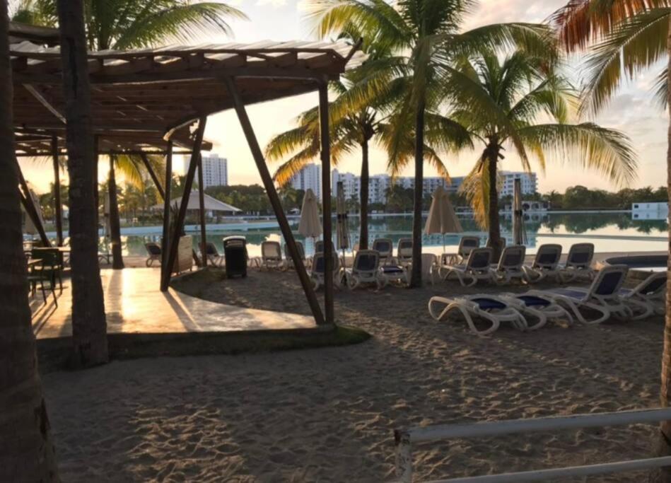 Condo by beautiful Lagoon view 4
